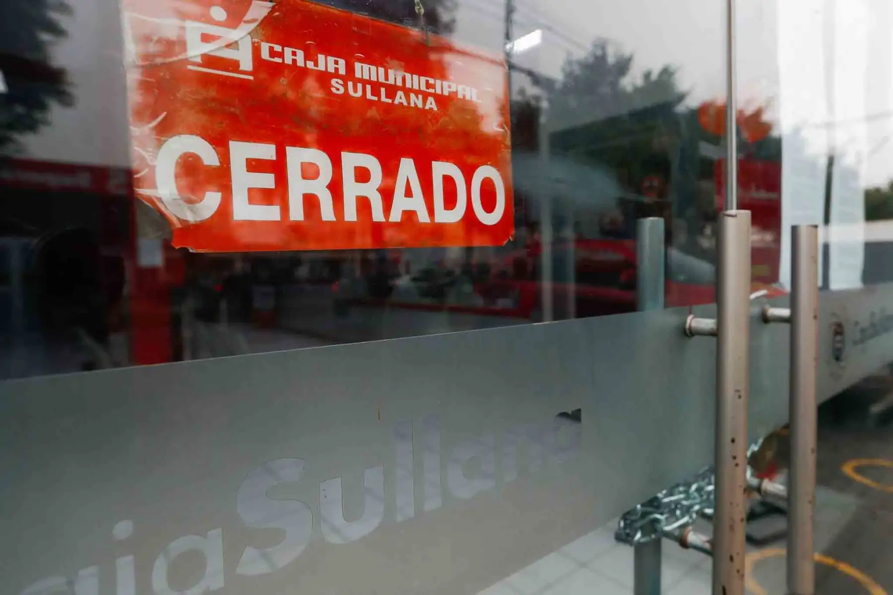 Clientes de la Caja Sullana, intervenida por la Superintendencia de Banca, Seguros y AFPs el jueves 11 de julio, acuden a la agencia ubicada en el distrito de San Borja para pedir información. Foto: ANDINA/Daniel Bracamonte