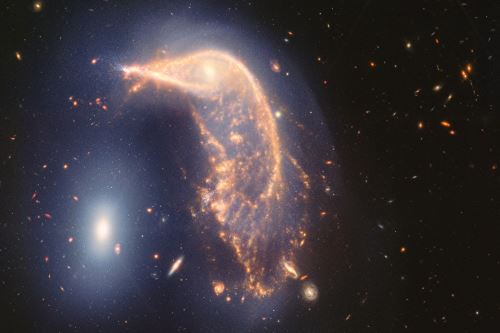 Lo que se observa en la imagen del Webb es una galaxia espiral distorsionada que está en el centro, el Pingüino, y la galaxia elíptica compacta a la izquierda, el Huevo. Foto: NASA