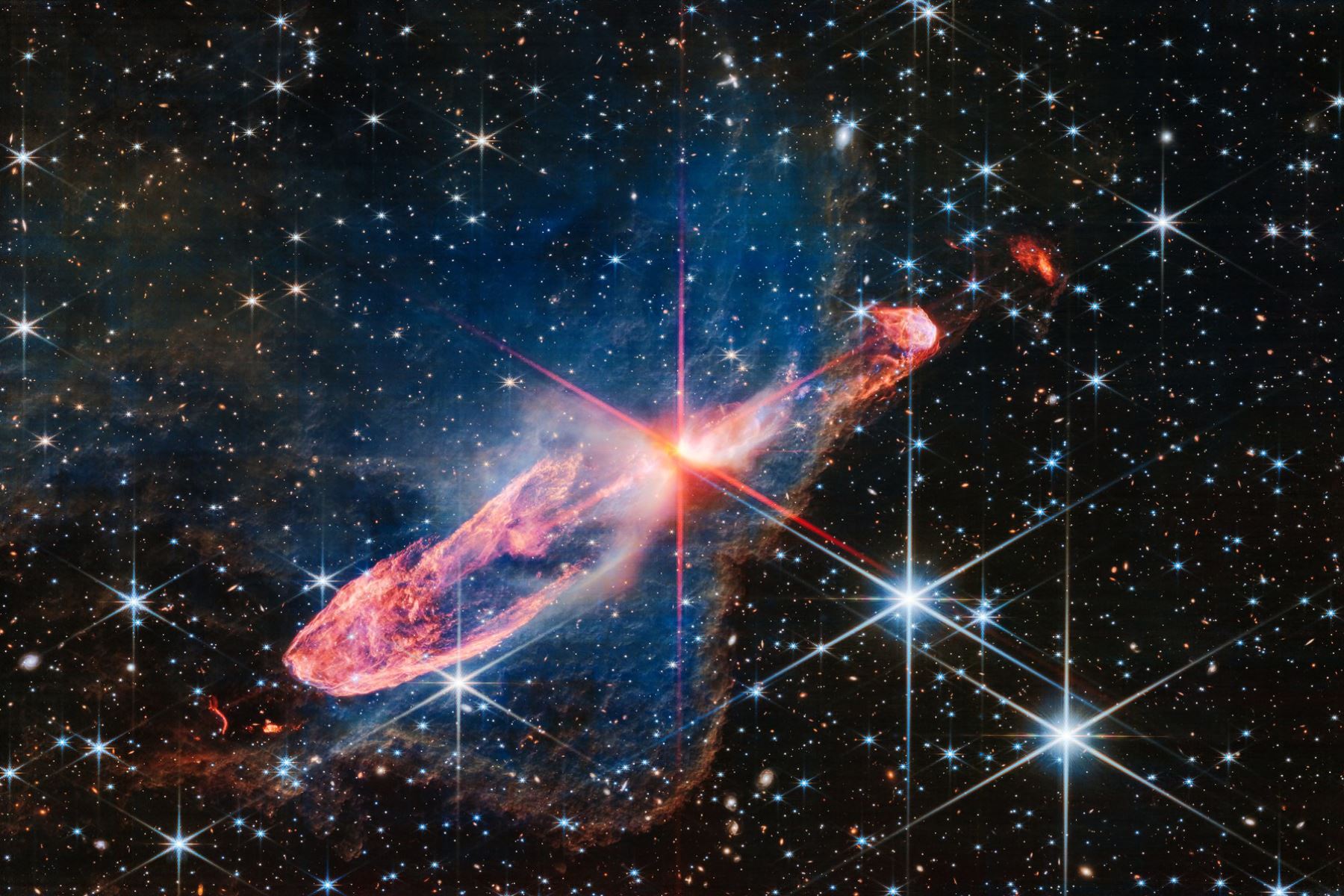 Mire la mancha de color blanco anaranjado en el centro de esta imagen. Enterradas profundamente en un disco de gas y polvo hay dos estrellas en formación activa. Foto: @NASAWebb