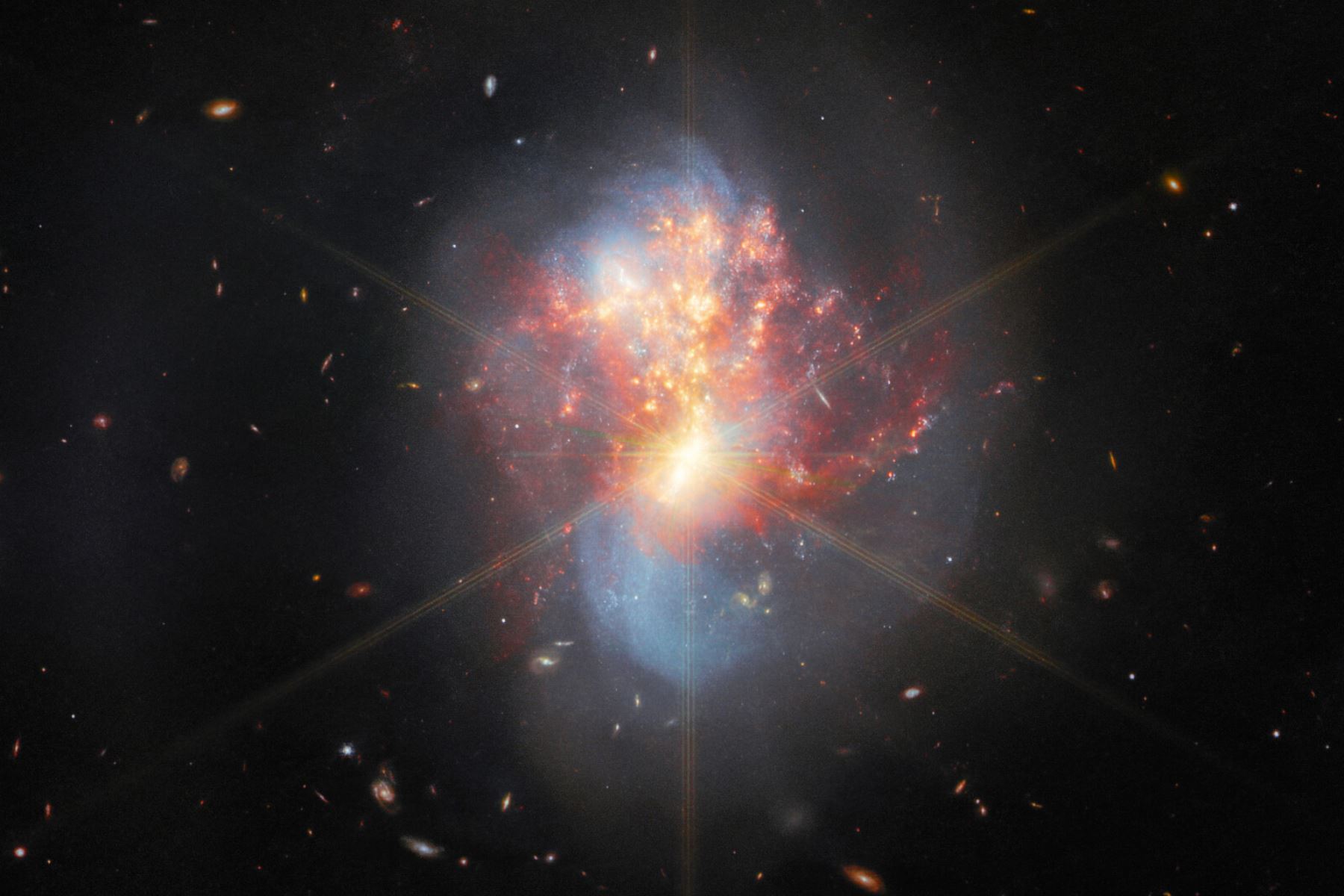 Las dos galaxias de IC 1623 se precipitan una hacia la otra. Su colisión ha provocado un frenesí de formación estelar, creando nuevas estrellas a un ritmo más de 20 veces mayor que el de la Vía Láctea. El ojo infrarrojo de Webb mira a través del espeso polvo, revelando detalles nunca antes vistos. Foto: @NASAWebb