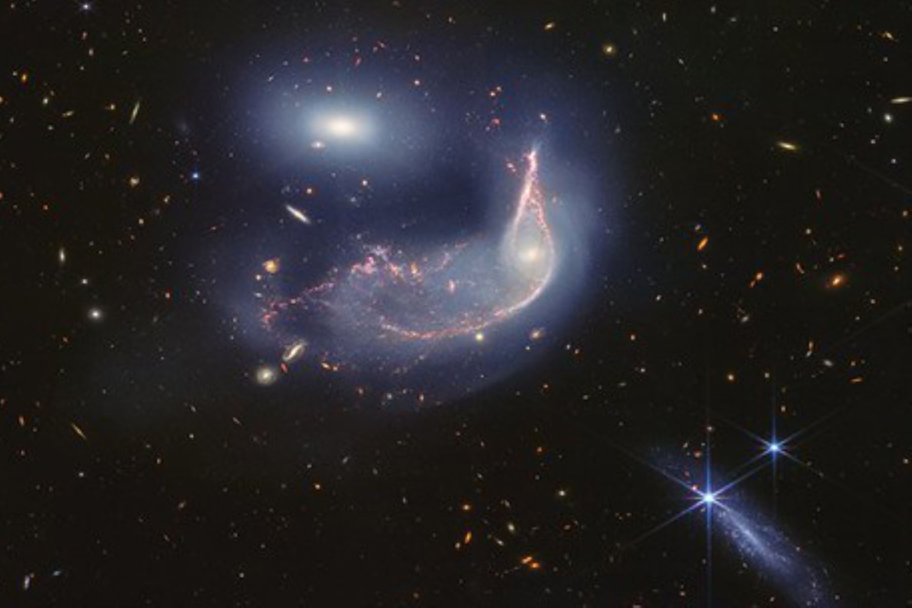 Esta nueva imagen de Webb muestra dos galaxias: un pingüino (NGC 2936) custodiando un huevo (NGC 2937). Las observaciones de Webb revelan que los dos están en un abrazo cósmico, unidos por una neblina azul de estrellas y gas. Foto: @NASAWebb