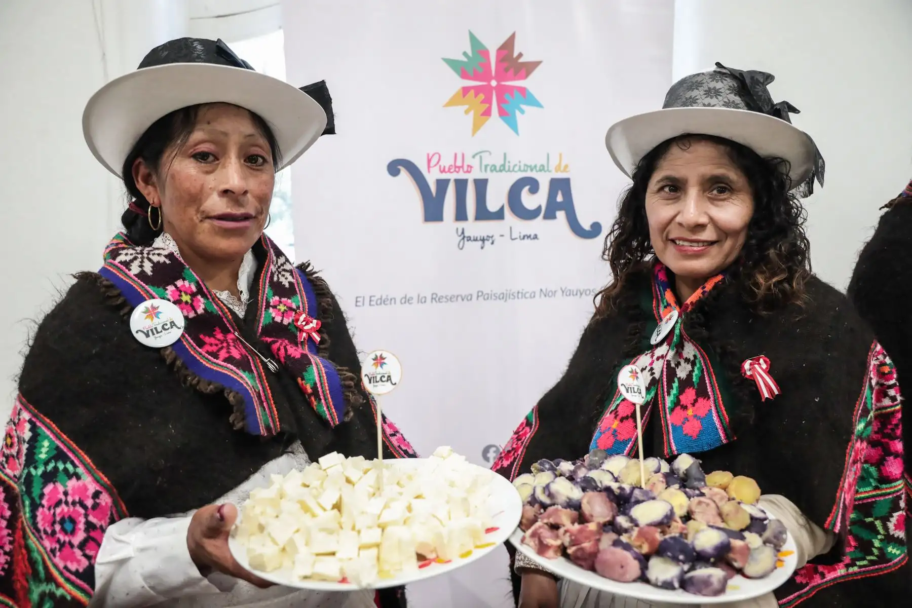 Productoras agrícolas del pueblo tradicional de Vilca, ubicado en la provincia de Yauyos, ofrecen una degustación de queso y papas originarias de su región. Foto: ANDINA/ Connie Calderon
