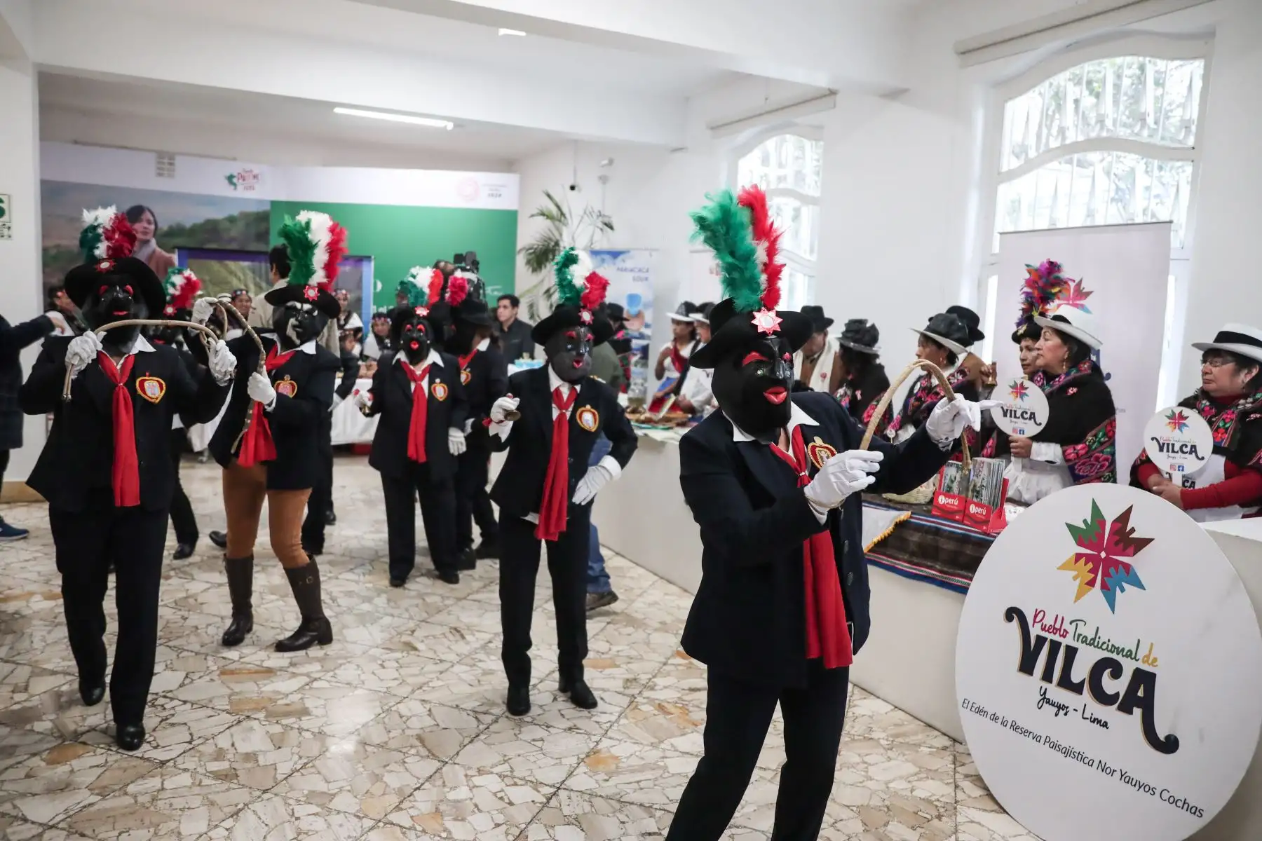 Danzantes de "Los Negritos de Huancaya" acompañan el lanzamiento de la "Feria Nor Yauyina", la más grande de la Reserva Paisajística Nor Yauyos Cochas. Foto: ANDINA/ Connie Calderon