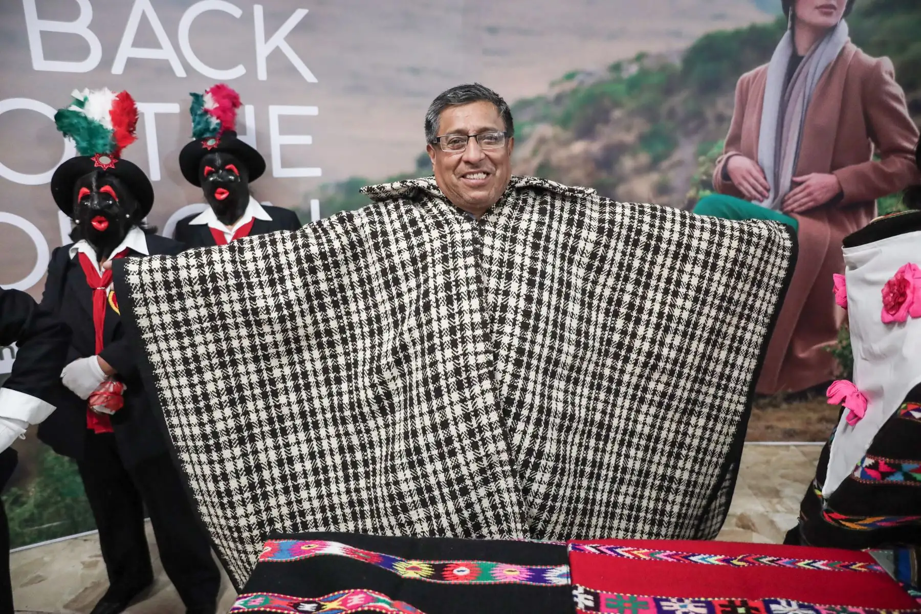 Ricardo Guerrero muestra un poncho típico de Huantán,  uno de los 33 distritos que conforman la provincia de Yauyos. Foto: ANDINA/ Connie Calderon