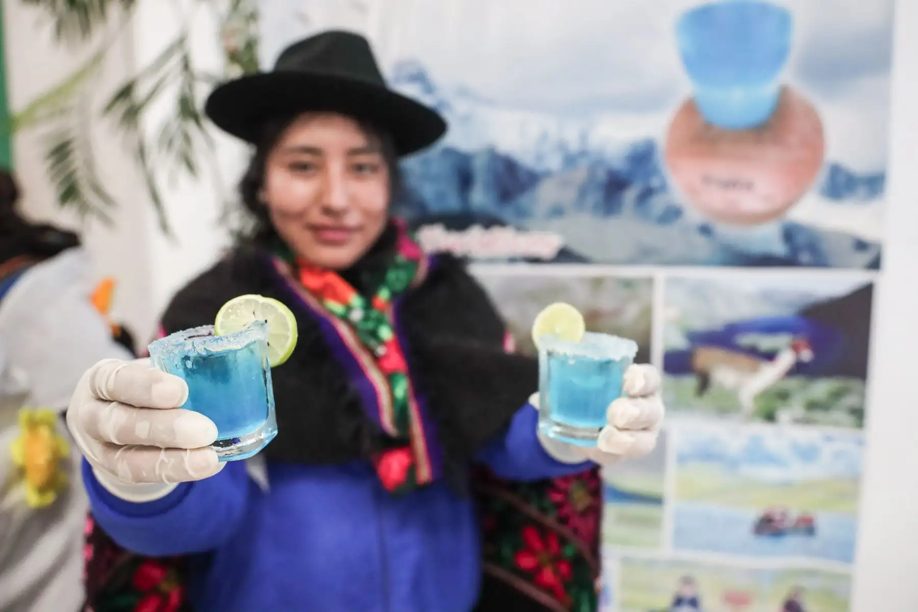 Margarita muestra el "Pariacaca sour", un cóctel a base de macerado de huamanripa, una planta que crece en Tanta, la zona más alta del río Cañete, en la provincia de Yauyos. Foto: ANDINA/ Connie Calderon