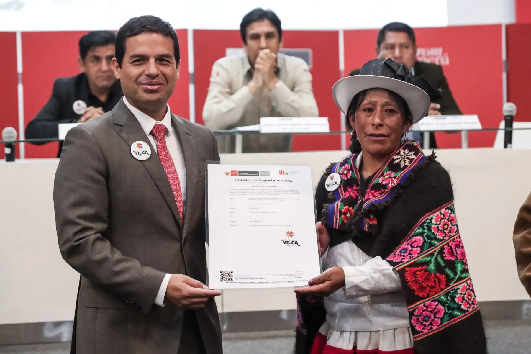 Sergio Chuez Salazar,  director de la Dirección de Signos Distintivos de INDECOPI, entrega reconocimientos a representantes de productores de la provincia de Yauyos.
Foto: ANDINA/ Connie Calderon
