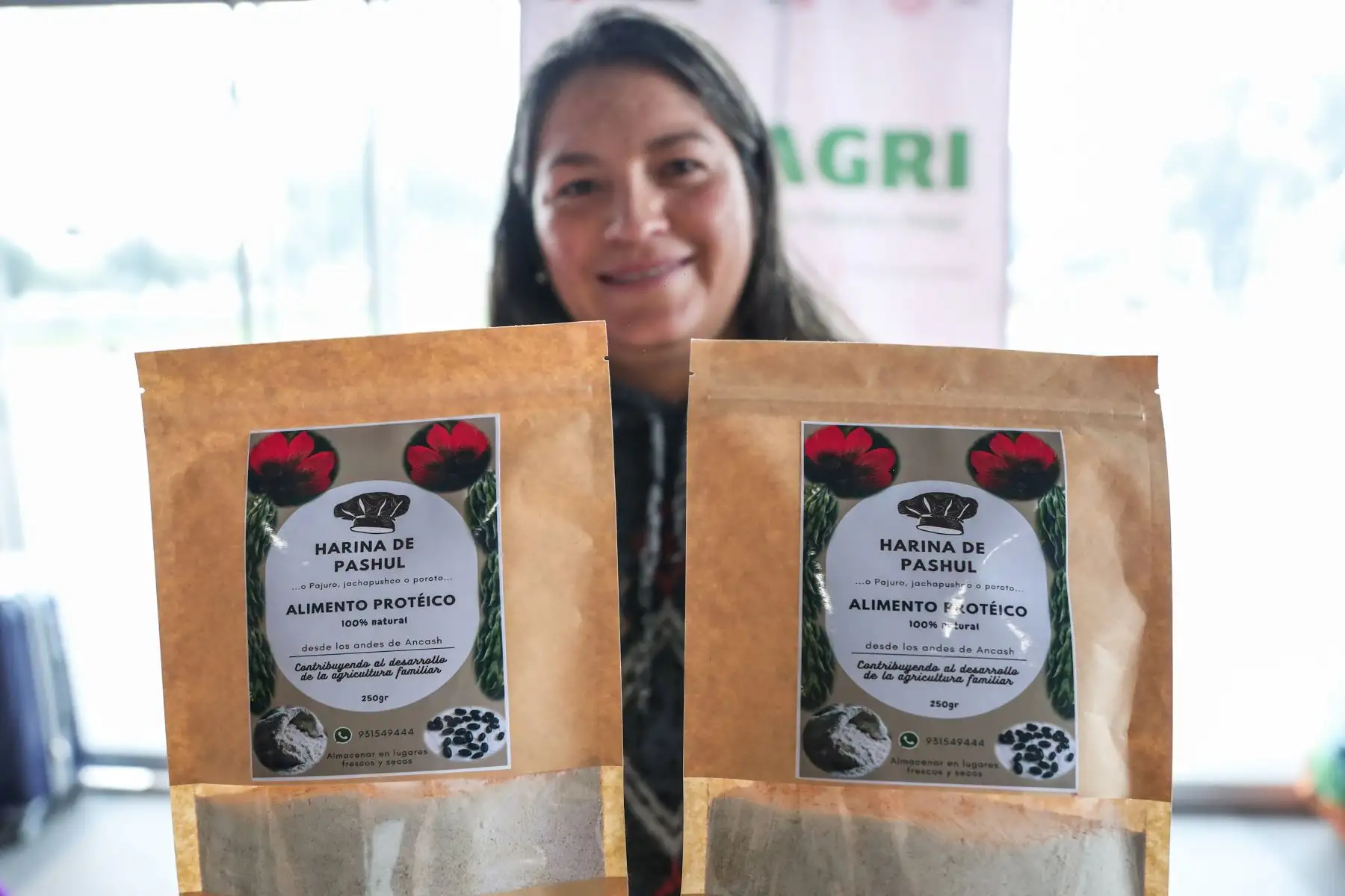 Productora de harina de pashul 100% natural, muestra las bolsas listas para preparar diversos productos gastronómicos con alto valor proteico. Foto: ANDINA/ Connie Calderon