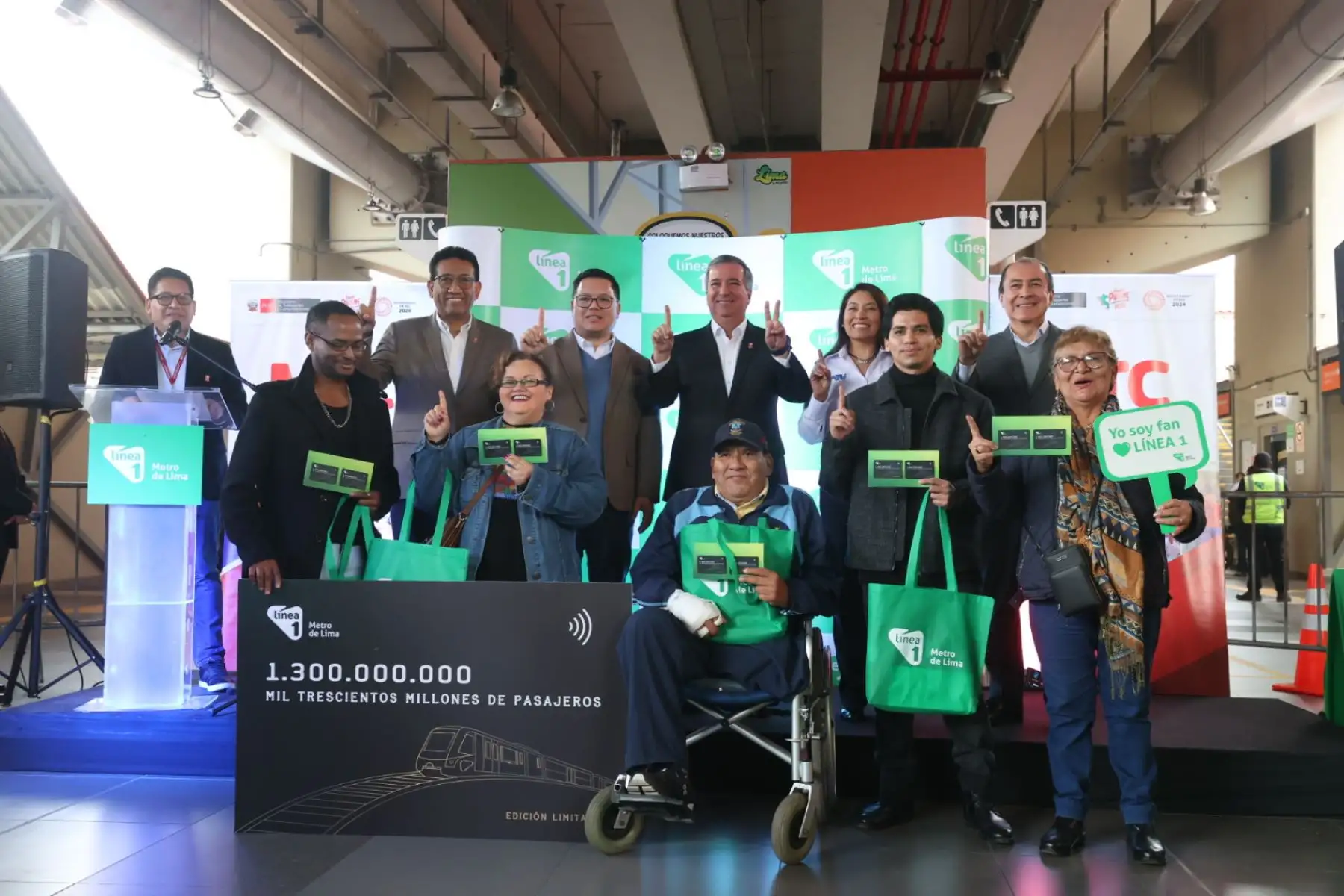 Con la presencia del ministro de Transportes y Comunicaciones, se realiza la ceremonia de reconocimiento por los 1,300 millones de pasajeros alcanzados de la Linea 1 del Metro de Lima.   Foto: ANDINA/Juan Carlos Guzmán