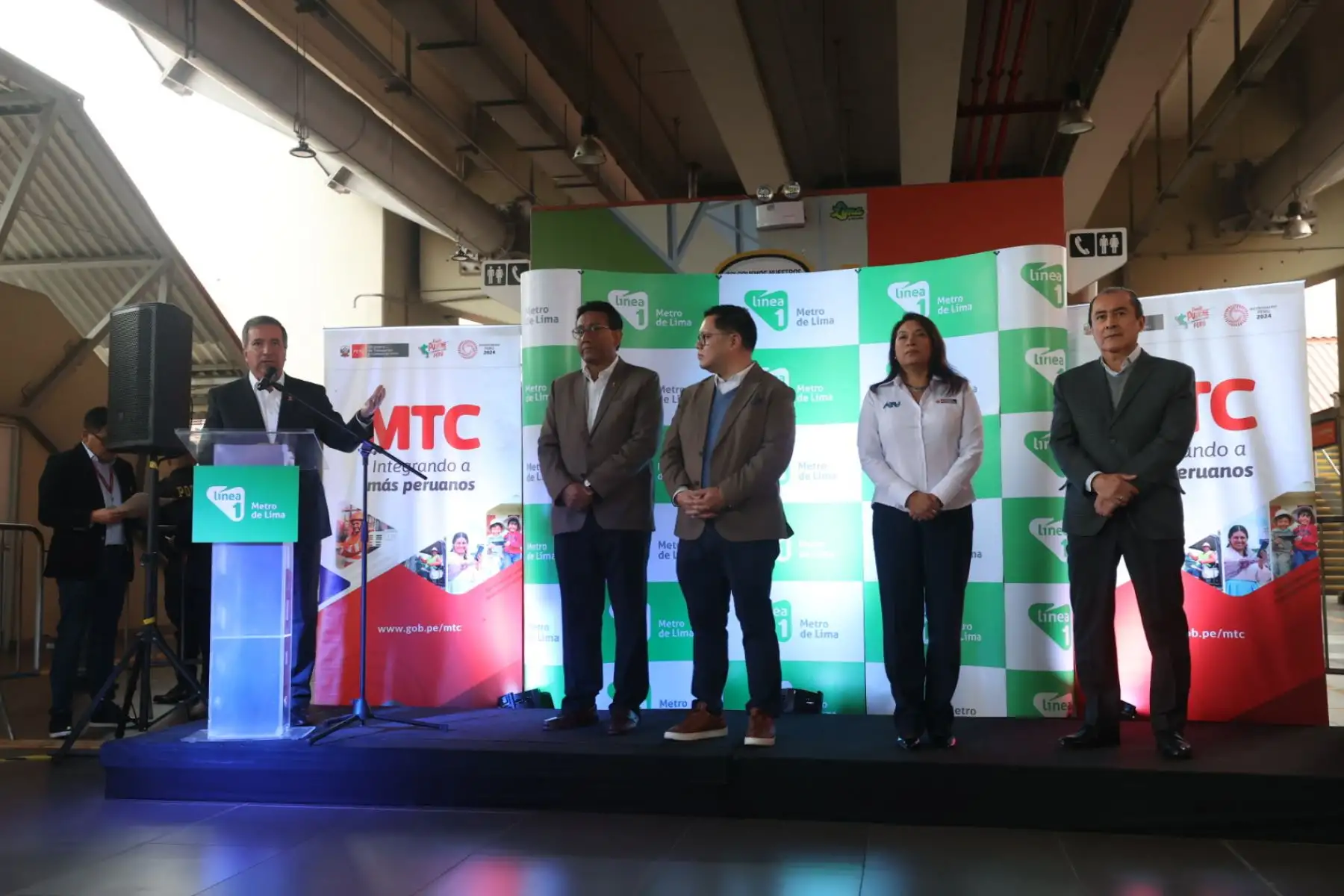 Con la presencia del ministro de Transportes y Comunicaciones, se realiza la ceremonia de reconocimiento por los 1,300 millones de pasajeros alcanzados de la Linea 1 del Metro de Lima.   Foto: ANDINA/Juan Carlos Guzmán