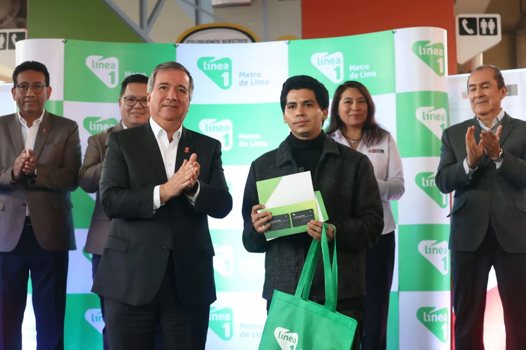 Con la presencia del ministro de Transportes y Comunicaciones, se realiza la ceremonia de reconocimiento por los 1,300 millones de pasajeros alcanzados de la Linea 1 del Metro de Lima.   Foto: ANDINA/Juan Carlos Guzmán