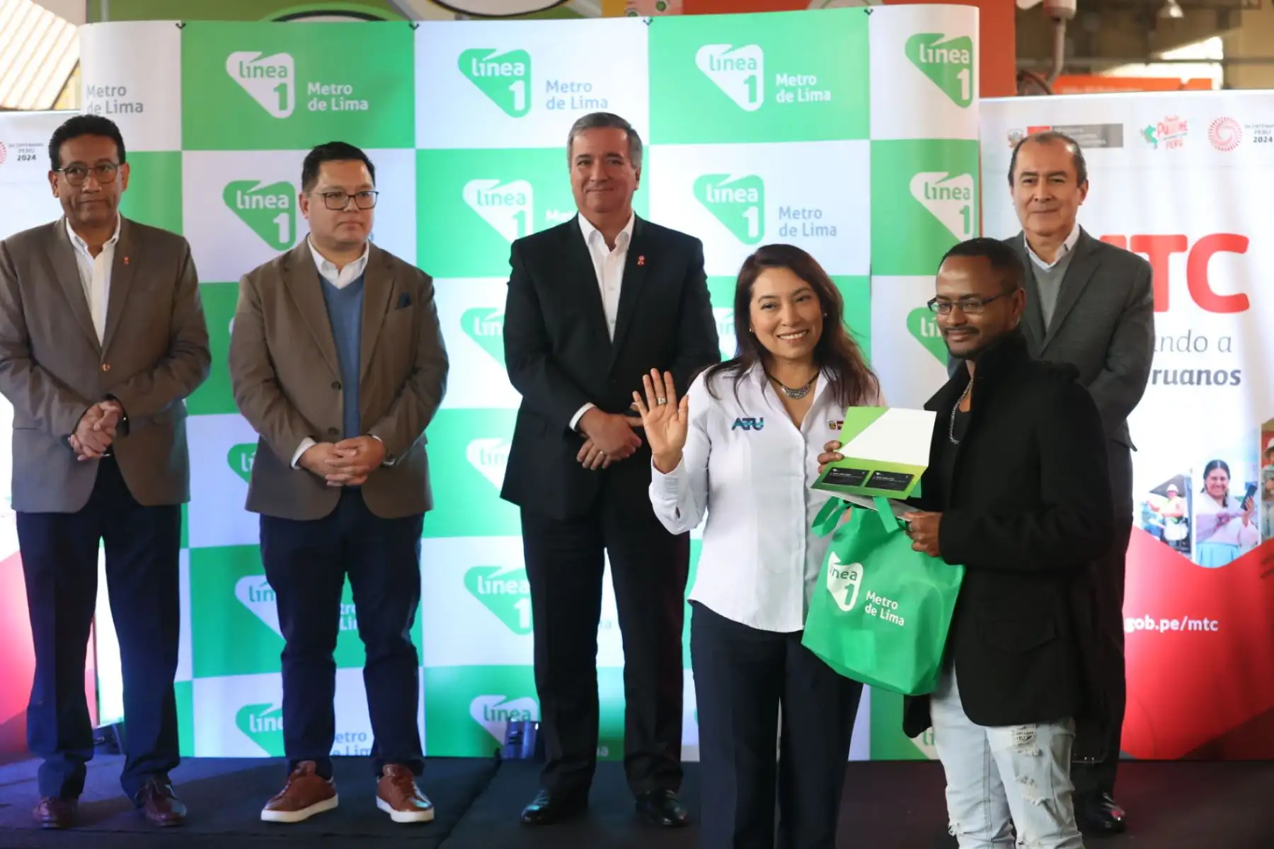 Con la presencia del ministro de Transportes y Comunicaciones, se realiza la ceremonia de reconocimiento por los 1,300 millones de pasajeros alcanzados de la Linea 1 del Metro de Lima.   Foto: ANDINA/Juan Carlos Guzmán