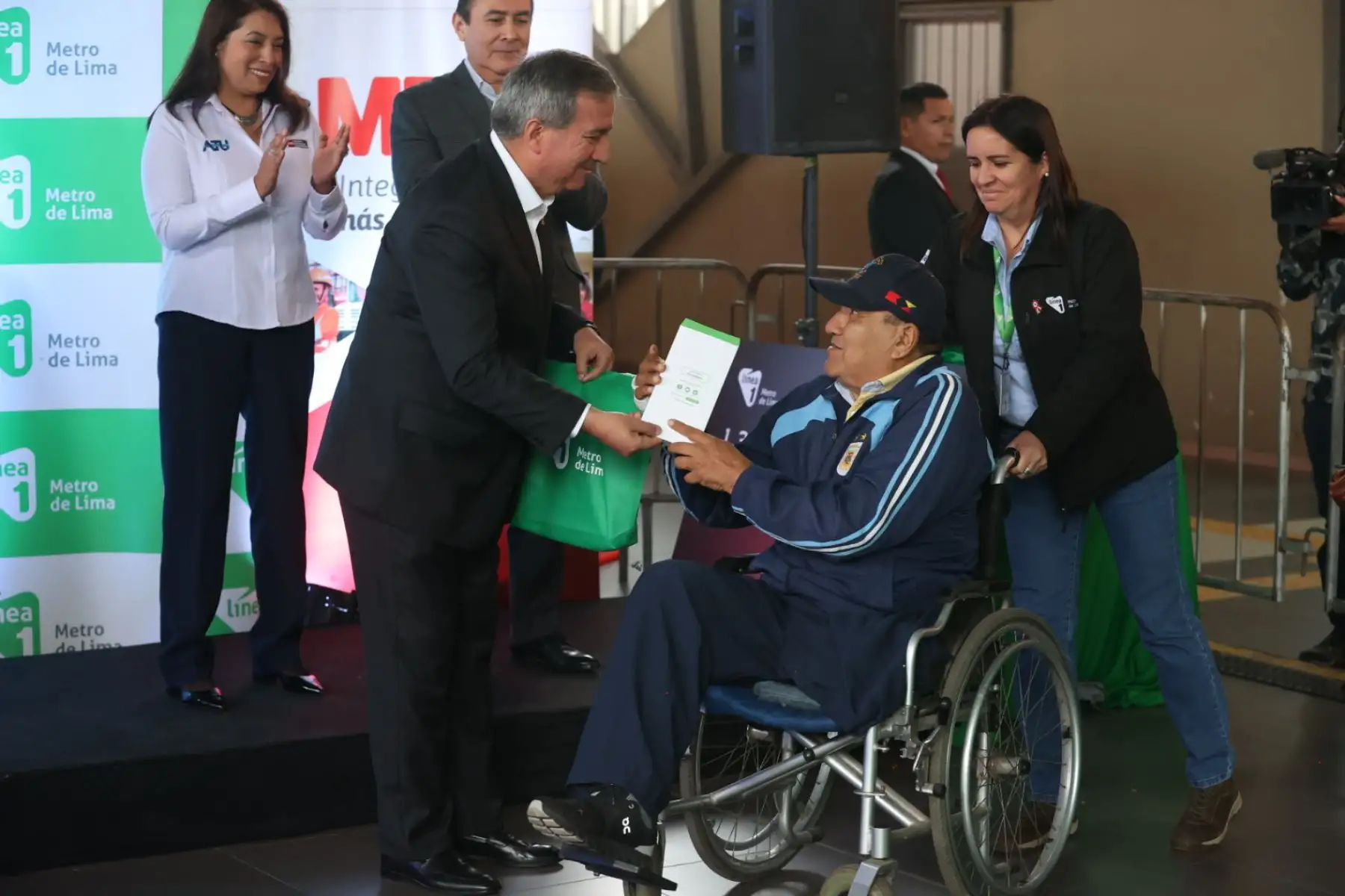 Con la presencia del ministro de Transportes y Comunicaciones, se realiza la ceremonia de reconocimiento por los 1,300 millones de pasajeros alcanzados de la Linea 1 del Metro de Lima.   Foto: ANDINA/Juan Carlos Guzmán
