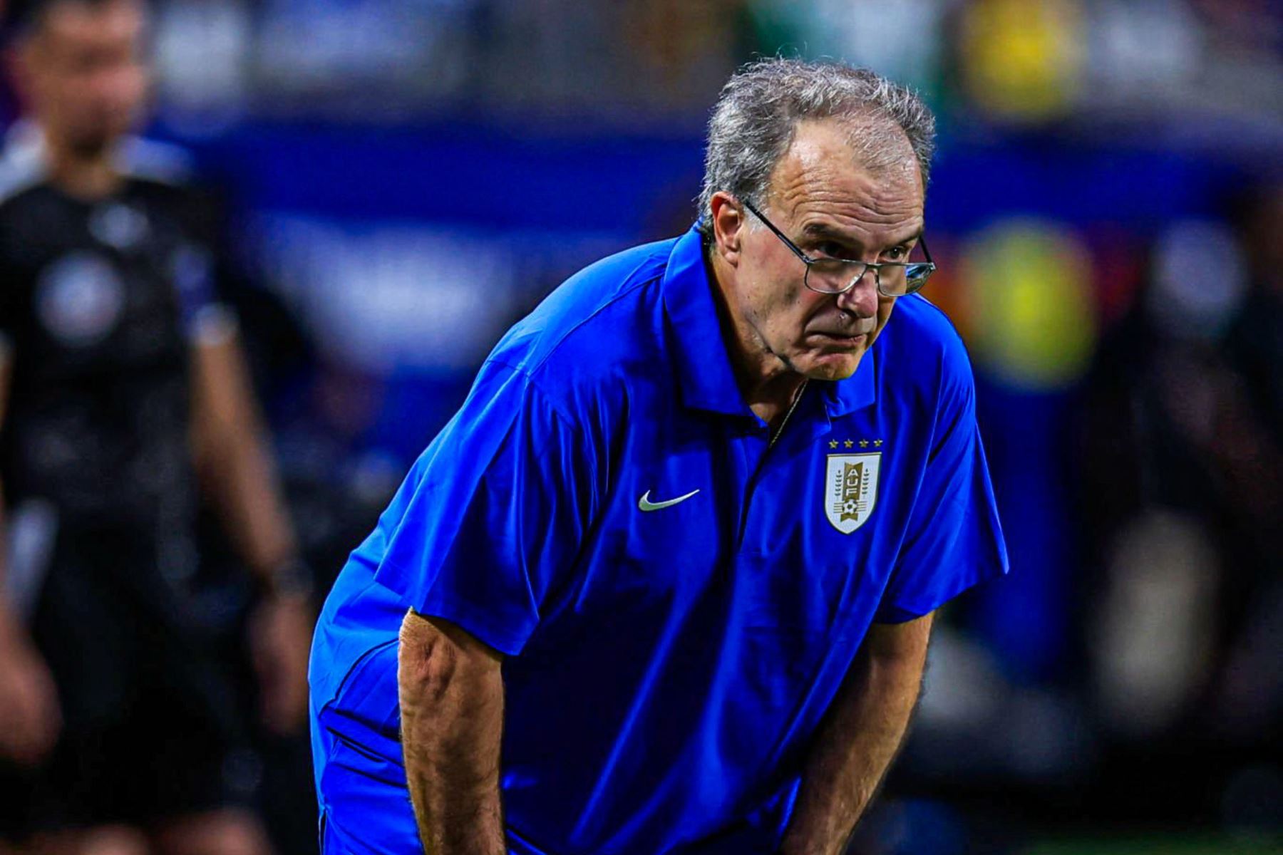 Marcelo Bielsa dirigiendo a la selección uruguaya ante Colombia por la Copa América 2024.