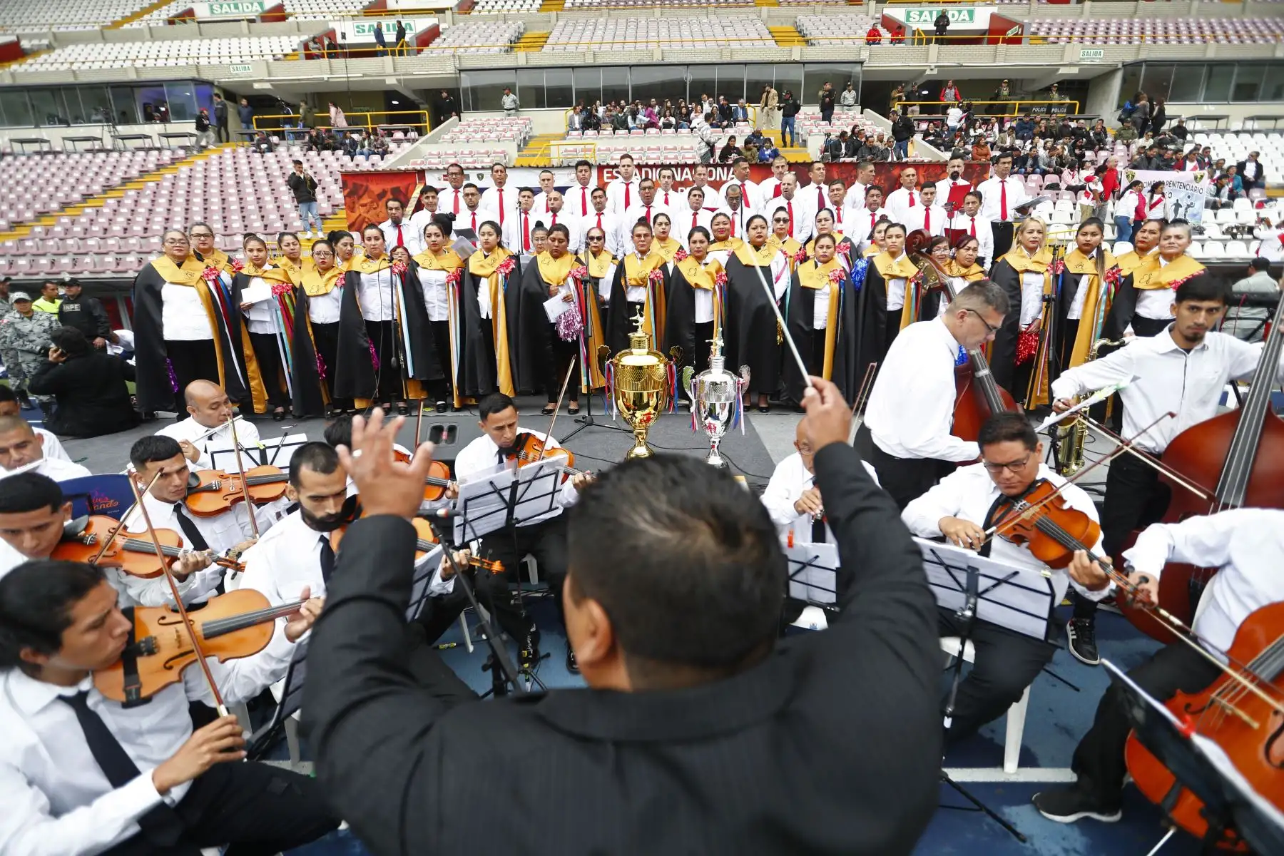 Reclusos de los penales de Lurigancho, Miguel Castro Castro y Chorrillos acudieron al Estadio Nacional para brindar un espectáculo musical como preámbulo a la final de la Copa América Penitenciaria 2024, en la que se enfrentaban los internos de los penales del Callao y de Chincha, representando a las selecciones de Perú y Costa Rica respectivamente. Foto: ANDINA/Daniel Bracamonte