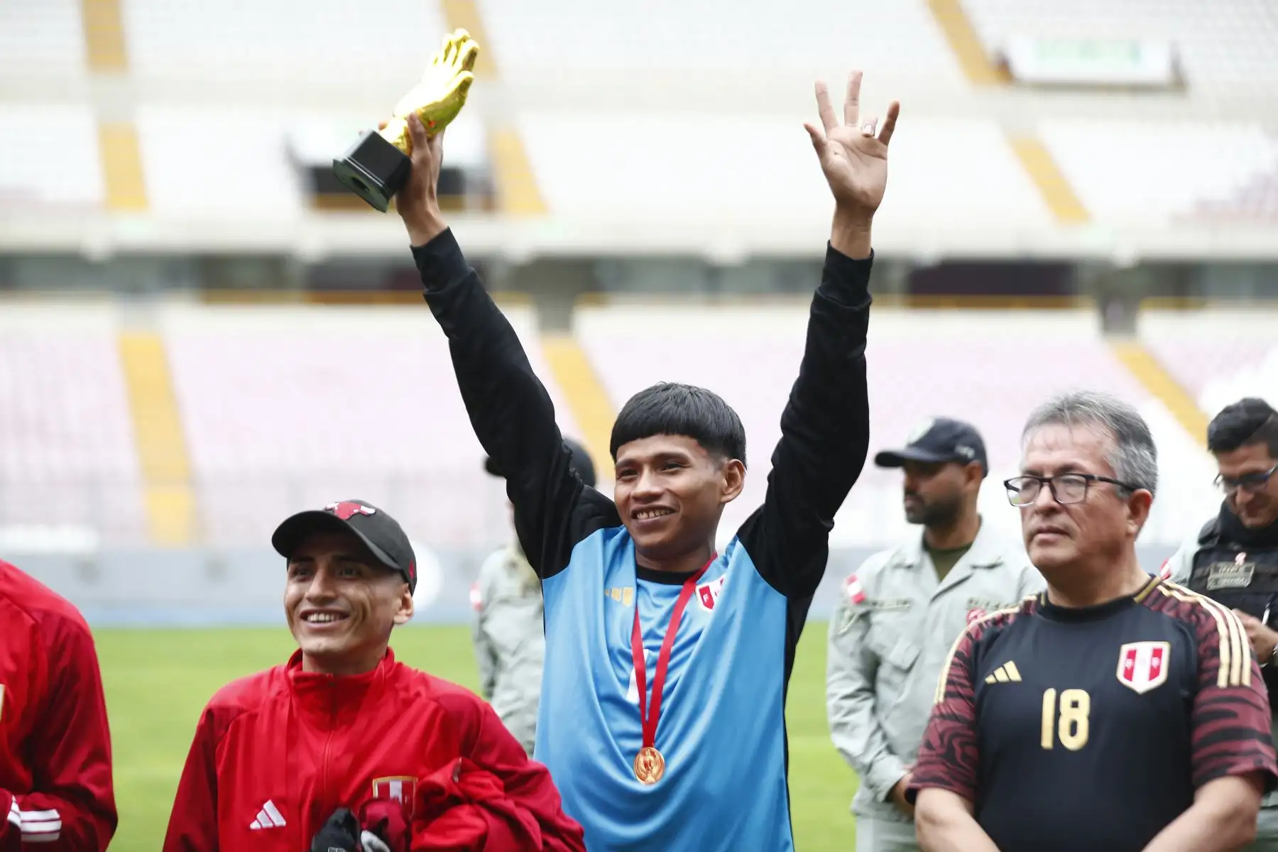 Internos del Establecimiento Penitenciario del Callao, representando a Perú, celebran su triunfo en la Copa América Penitenciaria 2024 en el Estadio Nacional, tras derrotar en la final por 3-0 a los internos del Establecimiento penitenciario de Chincha, quienes representaban a Costa Rica. Foto: ANDINA/Daniel Bracamonte