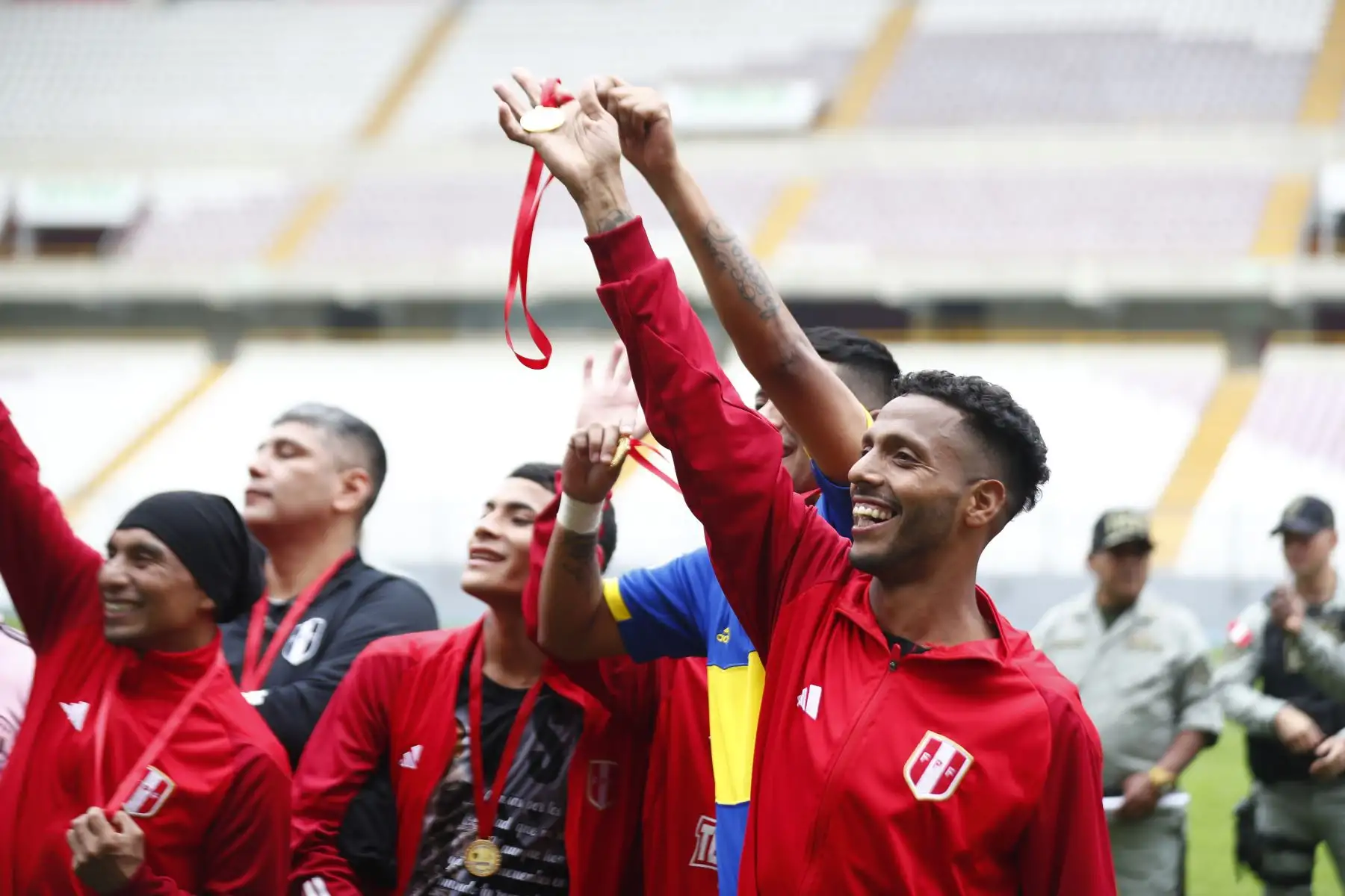 Internos del Establecimiento Penitenciario del Callao, representando a Perú, celebran su triunfo en la Copa América Penitenciaria 2024 en el Estadio Nacional, tras derrotar en la final por 3-0 a los internos del Establecimiento penitenciario de Chincha, quienes representaban a Costa Rica. Foto: ANDINA/Daniel Bracamonte