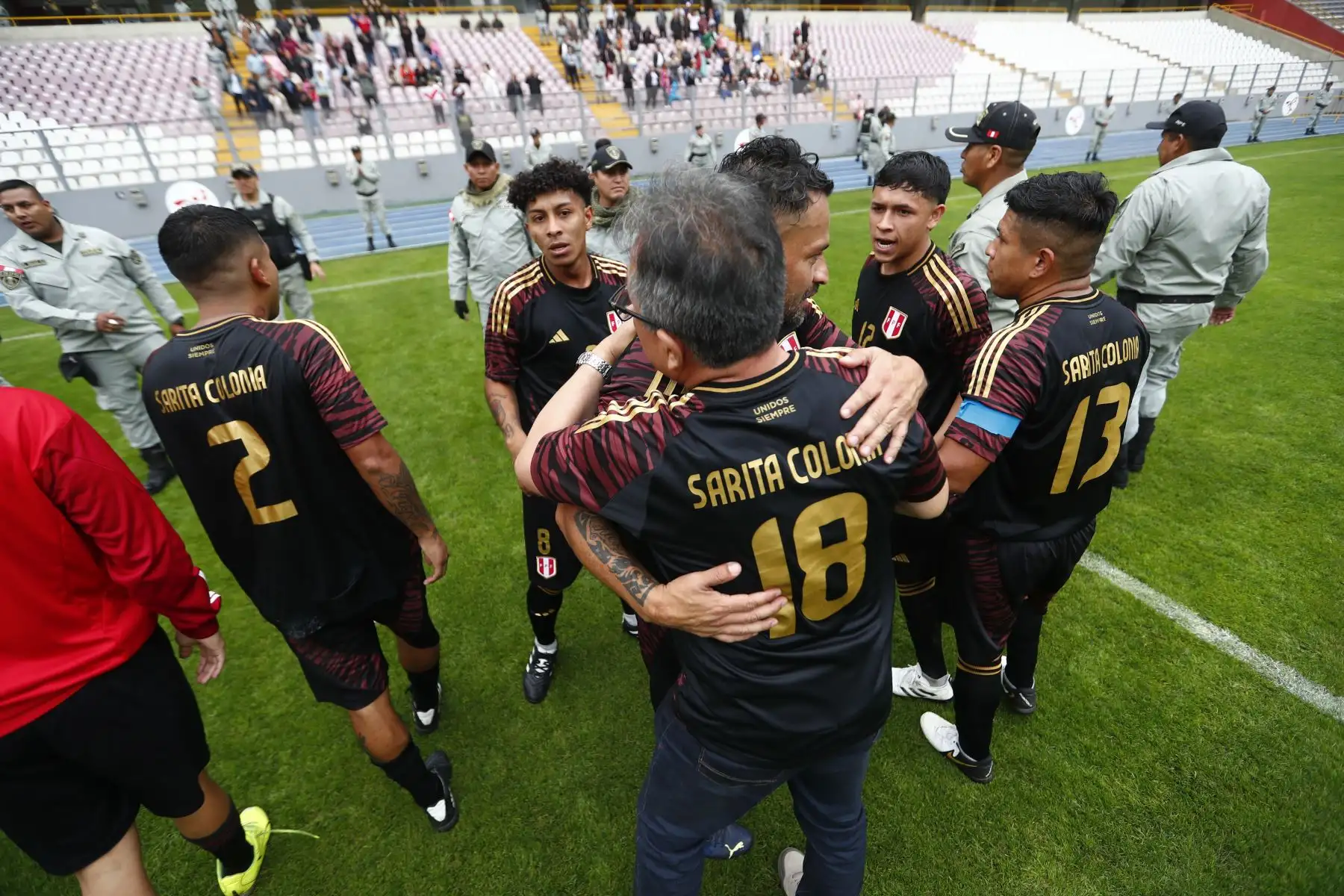 Internos del Establecimiento Penitenciario del Callao, representando a Perú, celebran su triunfo en la Copa América Penitenciaria 2024 en el Estadio Nacional, tras derrotar en la final por 3-0 a los internos del Establecimiento penitenciario de Chincha, quienes representaban a Costa Rica. Foto: ANDINA/Daniel Bracamonte