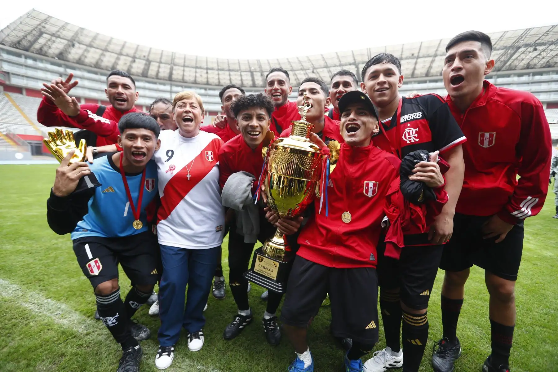 Internos del Establecimiento Penitenciario del Callao, representando a Perú, celebran su triunfo en la Copa América Penitenciaria 2024 en el Estadio Nacional, tras derrotar en la final por 3-0 a los internos del Establecimiento penitenciario de Chincha, quienes representaban a Costa Rica. Foto: ANDINA/Daniel Bracamonte