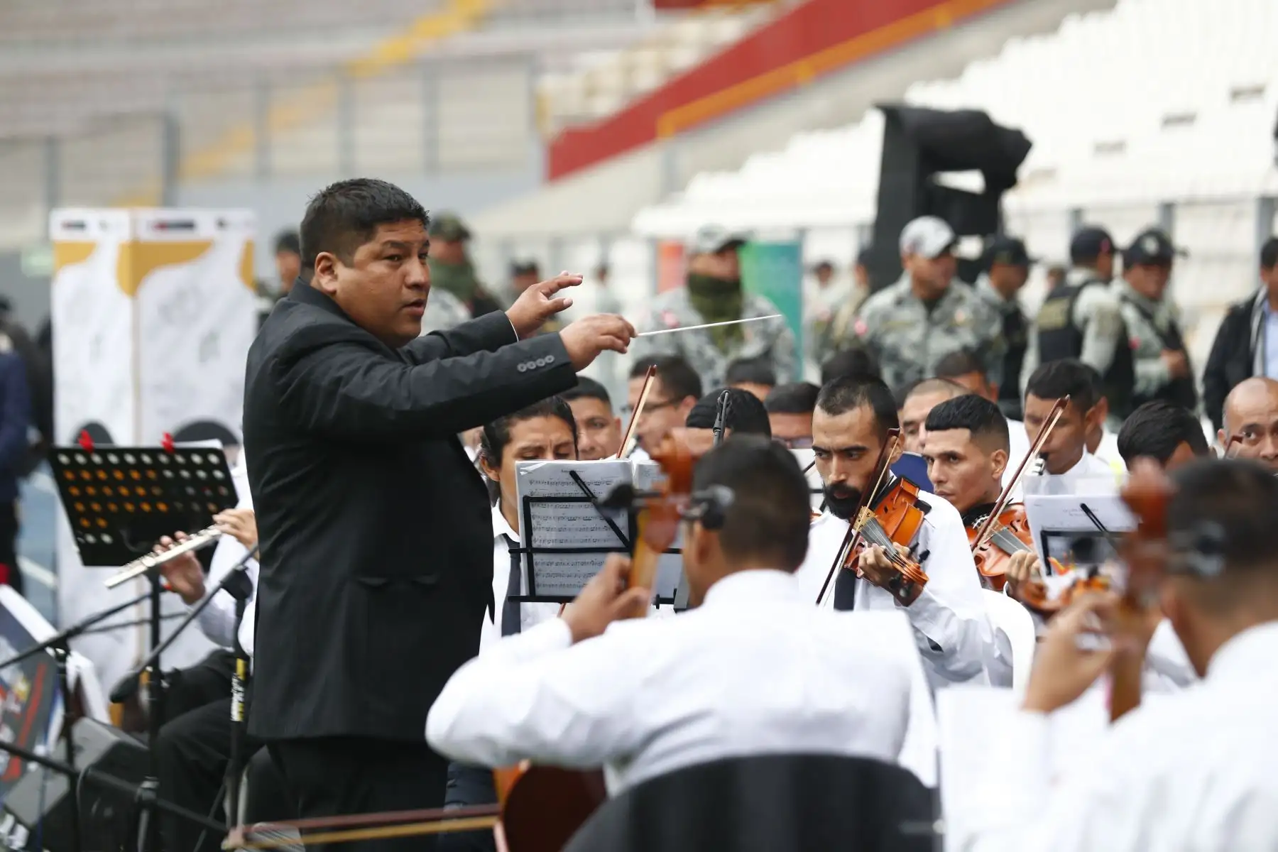 Reclusos de los penales de Lurigancho, Miguel Castro Castro y Chorrillos acudieron al Estadio Nacional para brindar un espectáculo musical como preámbulo a la final de la Copa América Penitenciaria 2024, en la que se enfrentaban los internos de los penales del Callao y de Chincha, representando a las selecciones de Perú y Costa Rica respectivamente. Foto: ANDINA/Daniel Bracamonte
