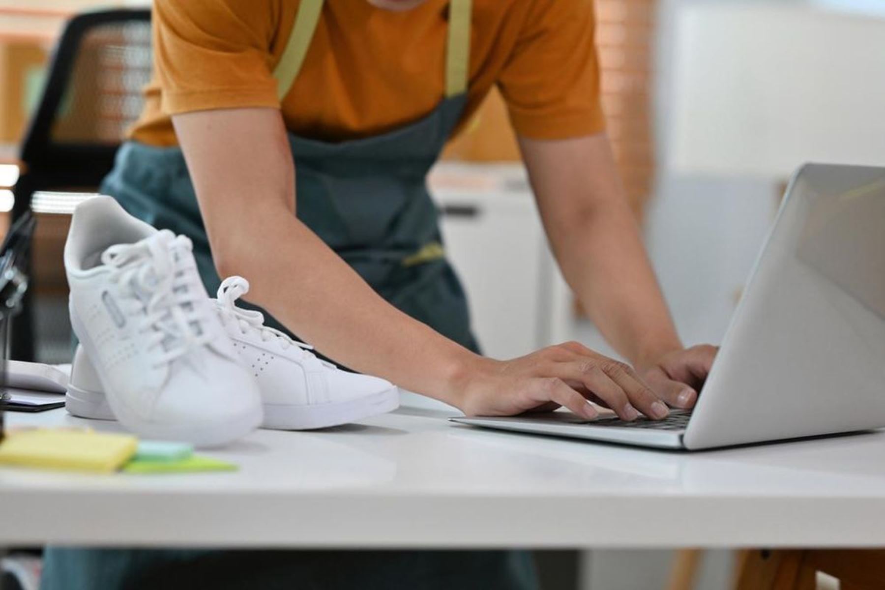 Venta de zapatillas por internet. Foto: ANDINA/difusión.