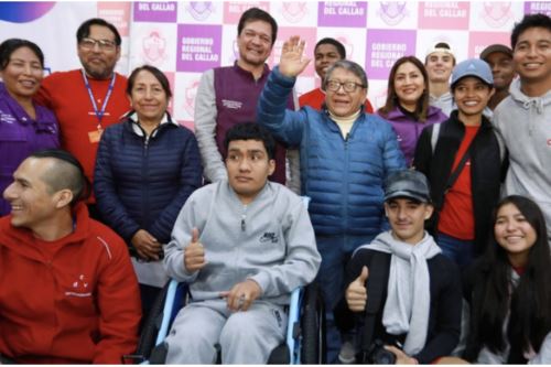 Hombres y mujeres de diferentes edades recibieron de mano de la máxima autoridad del Callao, el Dr. Ciro Castillo Rojo Salas, un lote de veinte sillas de ruedas. Foto: ANDINA/Difusión