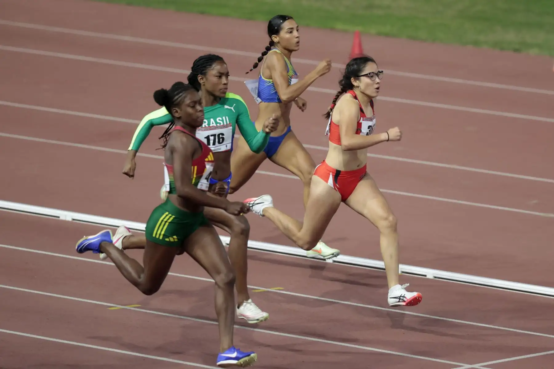 Campeonato de Atletismo Sub 20 Sudamericano de 100 metro en Videna primer puesto Vanessa Sena Dos Santos de Brasil, segundo puesto Atheleyha Hinckson Guyanas  y tercer puesto Chirinos Asalde Cayetana  Perú
Foto: ANDINA/Vidal Tarqui