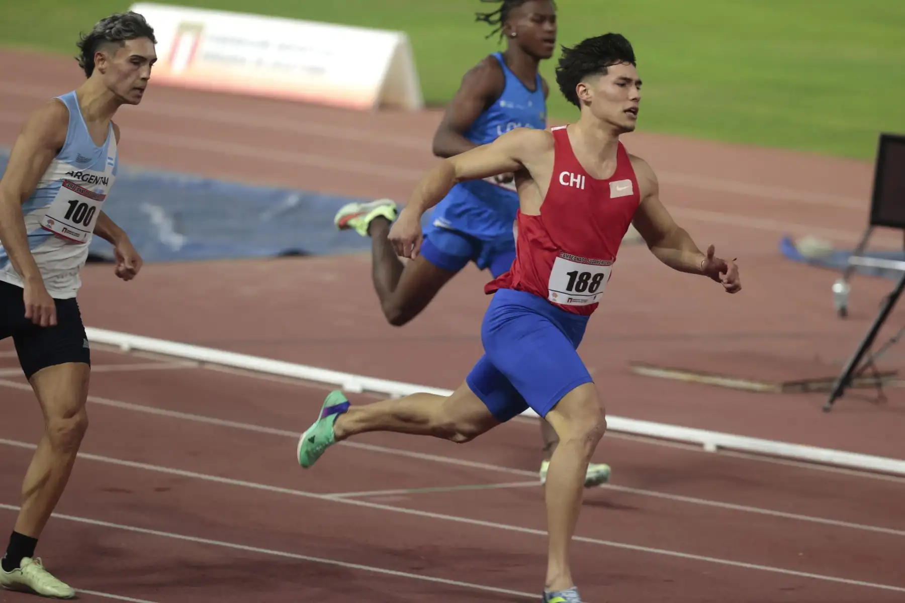 Campeonato de Atletismo Sub 20 Sudamericano de 100 metro en Videna primer puesto Aravena Catil Benjamín Ign de Chile, segundo puesto Eart Saenz Aron de Perú  y tercer puesto Mondino Tomás de Argentina.
Foto: ANDINA/Vidal Tarqui