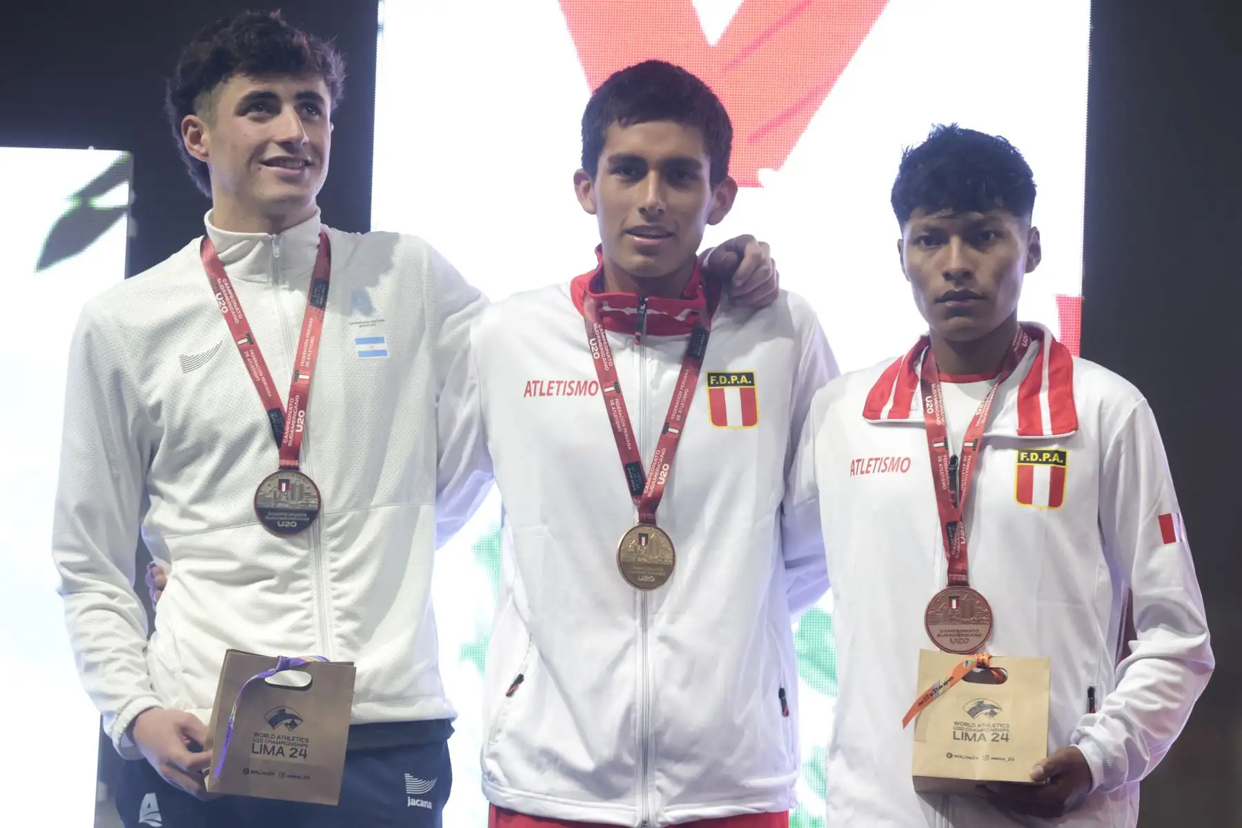 Campeonato de Atletismo Sub 20 Sudamericano de 100 metro en Videna primer puesto Meneses Marín Kheny de perú, segundo puesto Rojas Landaburu Manuel de Argentina y tercer puesto Brayan Huanca Quispe de Perú.
Foto: ANDINA/Vidal Tarqui