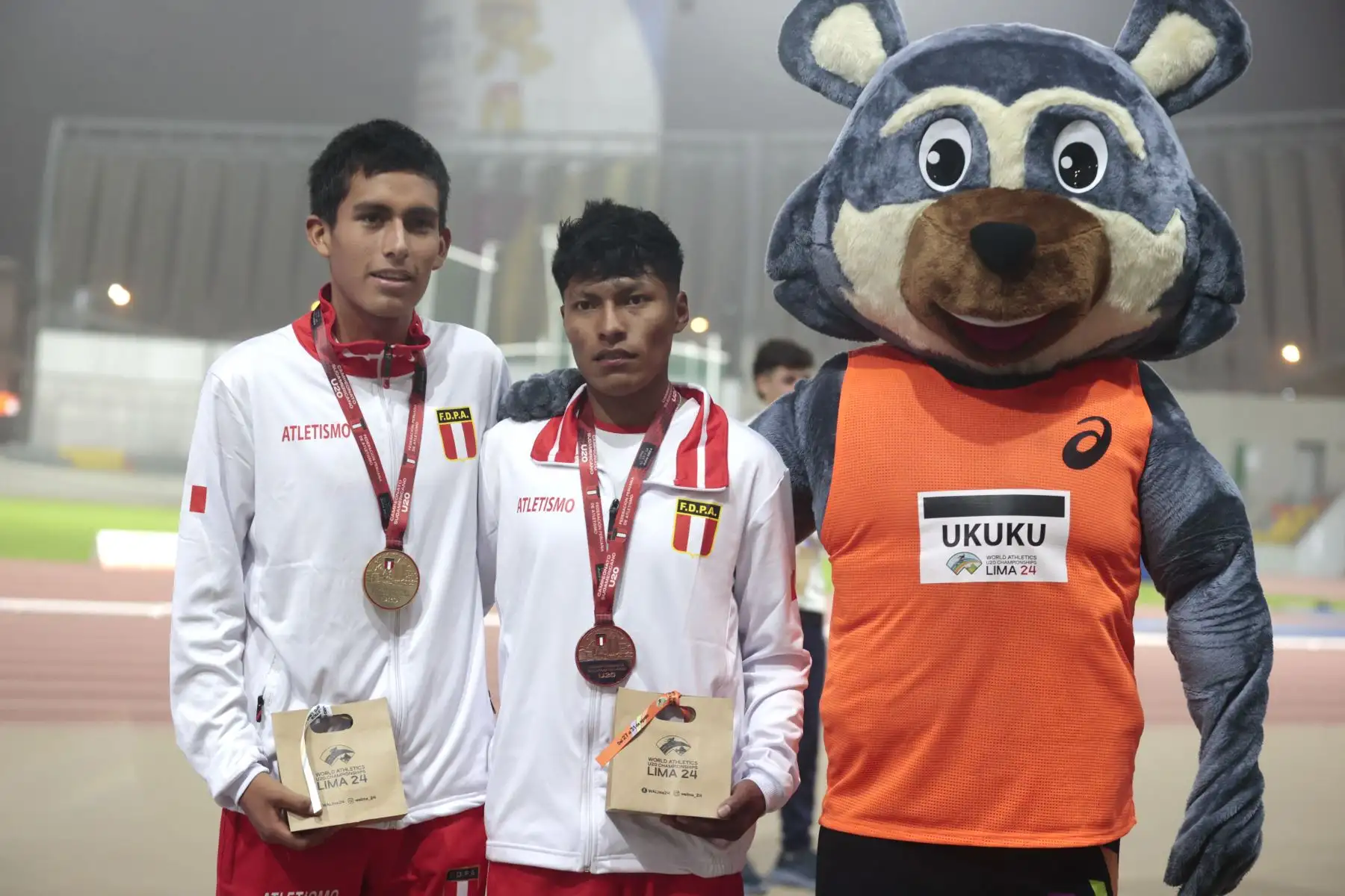 Campeonato de Atletismo Sub 20 Sudamericano de 100 metro en Videna primer puesto Meneses Marín Kheny de Perú y tercer puesto Brayan Huanca Quispe de Perú.
Foto: ANDINA/Vidal Tarqui