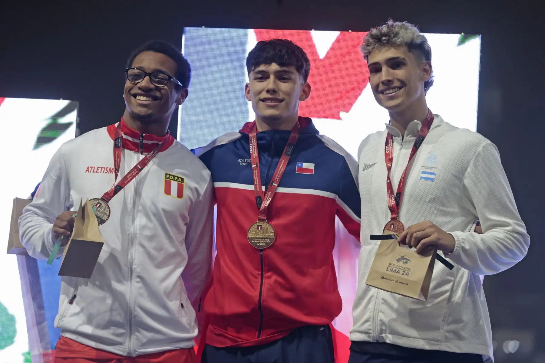 Campeonato de Atletismo Sub 20 Sudamericano de 100 metro en Videna primer puesto Aravena Catil Benjamín Ign de Chile, segundo puesto Eart Saenz Aron de Perú  y tercer puesto Mondino Tomás de Argentina.
Foto: ANDINA/Vidal Tarqui