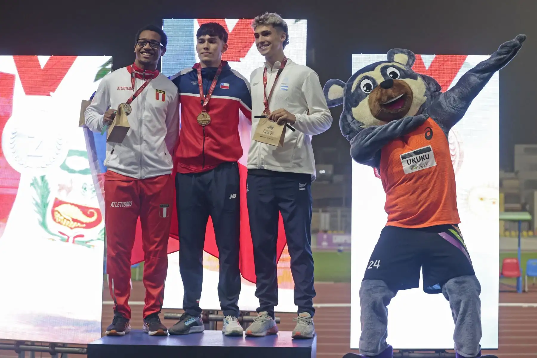 Campeonato de Atletismo Sub 20 Sudamericano de 100 metro en Videna primer puesto Aravena Catil Benjamín Ign de Chile, segundo puesto Eart Saenz Aron de Perú  y tercer puesto Mondino Tomás de Argentina.
Foto: ANDINA/Vidal Tarqui