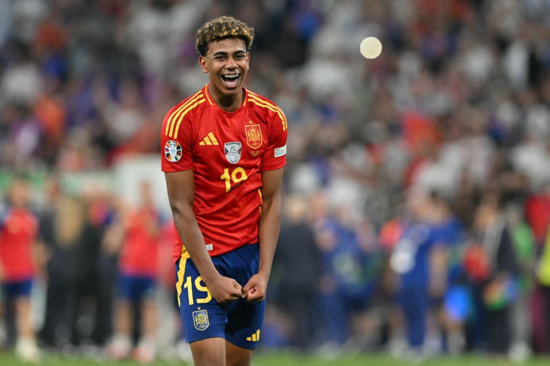 El delantero español #19 Lamine Yamal celebra al final del partido de semifinal de la UEFA Euro 2024 entre España y Francia en el Munich Football Arena de Munich.

Foto: AFP