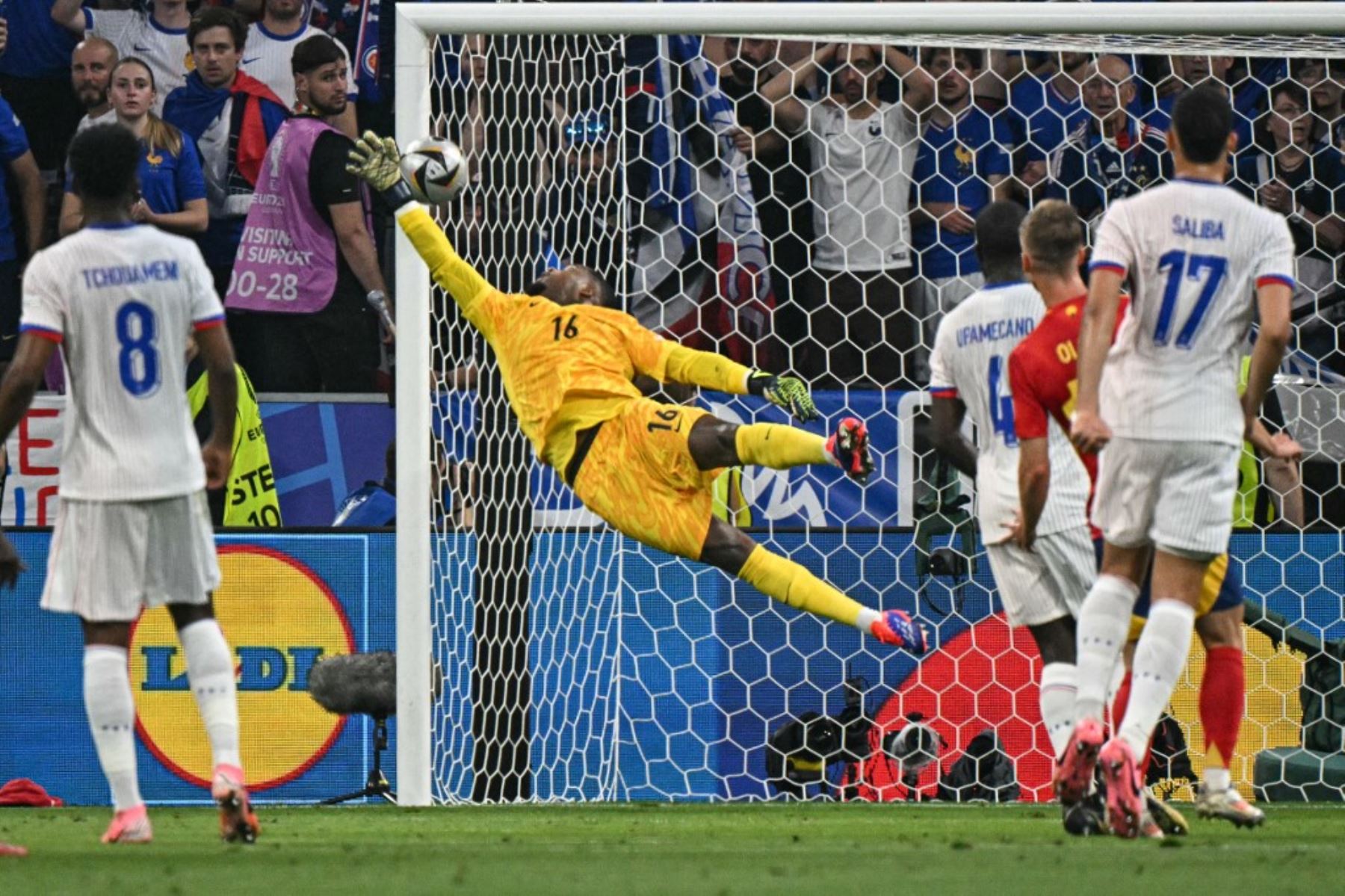 El portero francés #16 Mike Maignan concede un gol al delantero español #19 Lamine Yamal durante el partido de fútbol semifinal de la UEFA Euro 2024 entre España y Francia en el Munich Football Arena de Múnich.

Foto: AFP