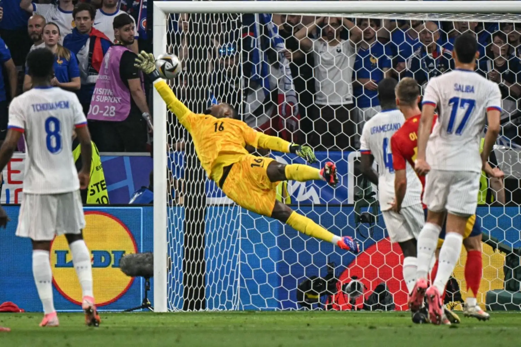 El portero francés #16 Mike Maignan concede un gol al delantero español #19 Lamine Yamal durante el partido de fútbol semifinal de la UEFA Euro 2024 entre España y Francia en el Munich Football Arena de Múnich.

Foto: AFP