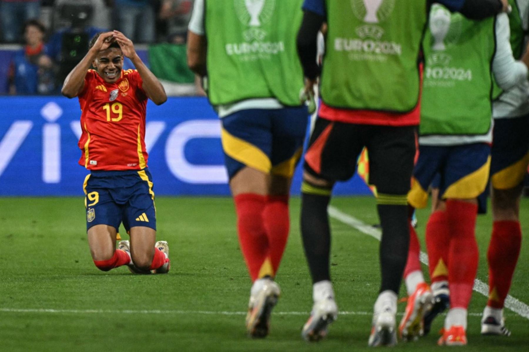 El delantero español #19 Lamine Yamal celebra marcar el primer gol de su equipo durante el partido de fútbol semifinal de la UEFA Euro 2024 entre España y Francia en el Munich Football Arena de Munich.

Foto: AFP