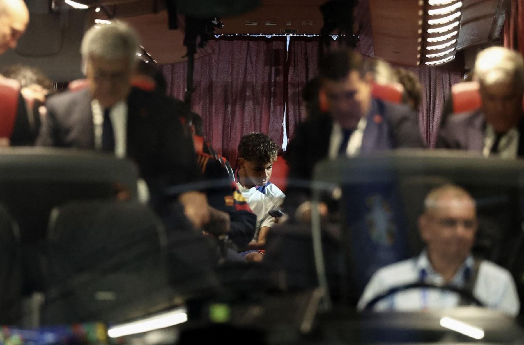 El delantero español #19 Lamine Yamal (C) se sienta en el autobús para salir del estadio después del partido de fútbol semifinal de la UEFA euro 2024 entre España y Francia en el Munich Football Arena de Munich.

Foto: AFP