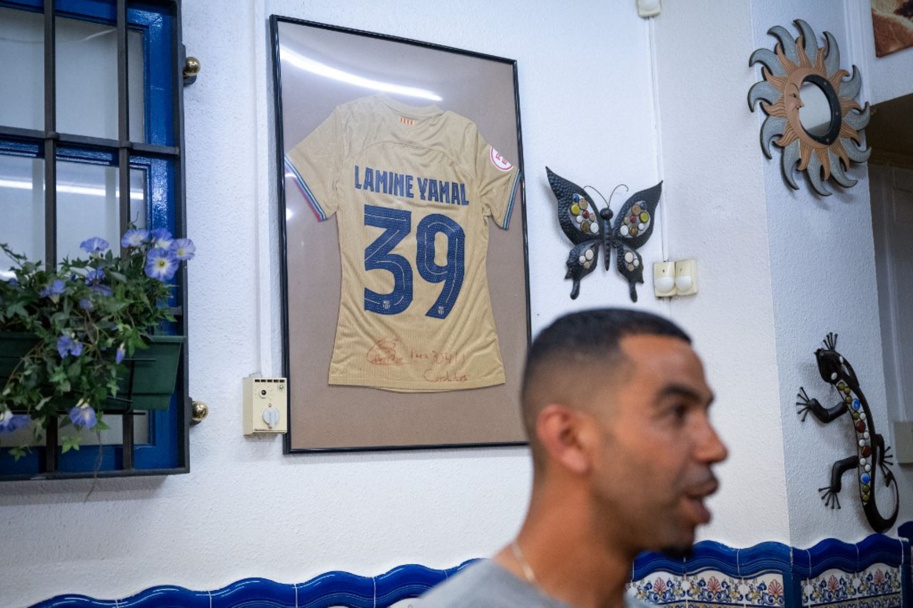 Mounir Nasraoui, padre del delantero español Lamine Yamal, aparece junto a una camiseta firmada por su hijo que regaló al dueño del bar 