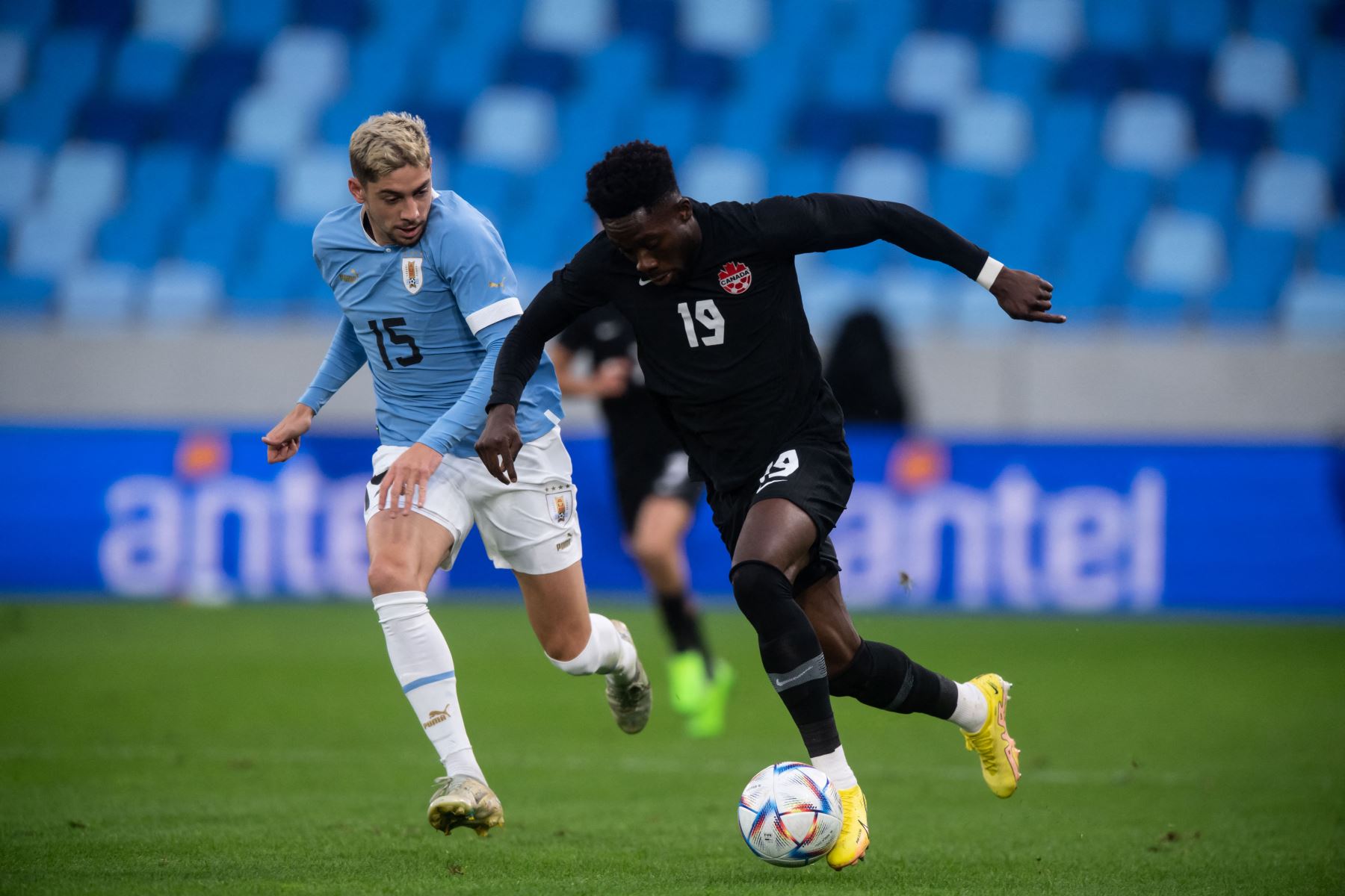 Federico Valverde y Alphonso Davies son las figuras de Uruguay y Canadá, respectivamente