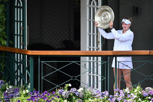 La tenista de República Checa, Barbora Krejciko, levanta su título de campeona del Wimbledon