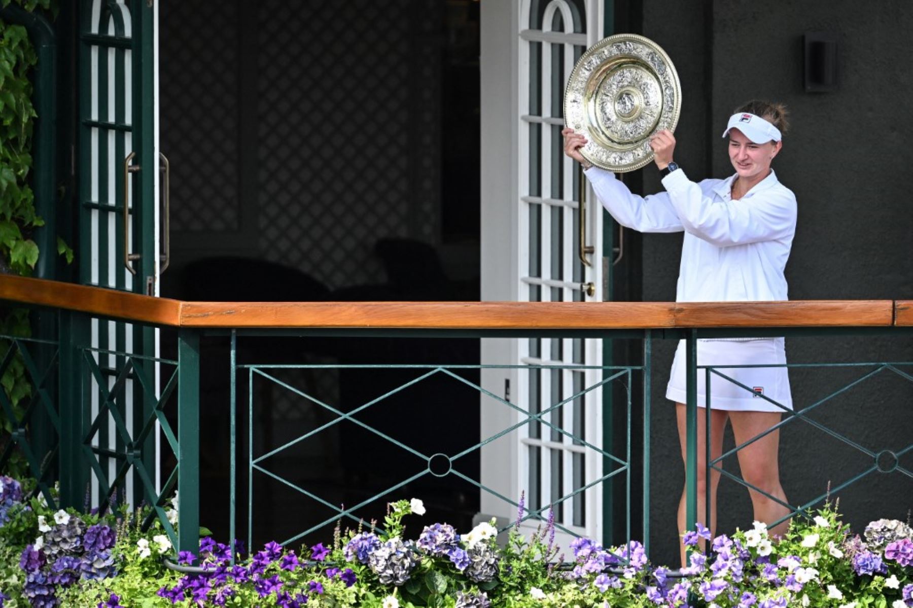 La tenista de República Checa, Barbora Krejciko, levanta su título de campeona del Wimbledon