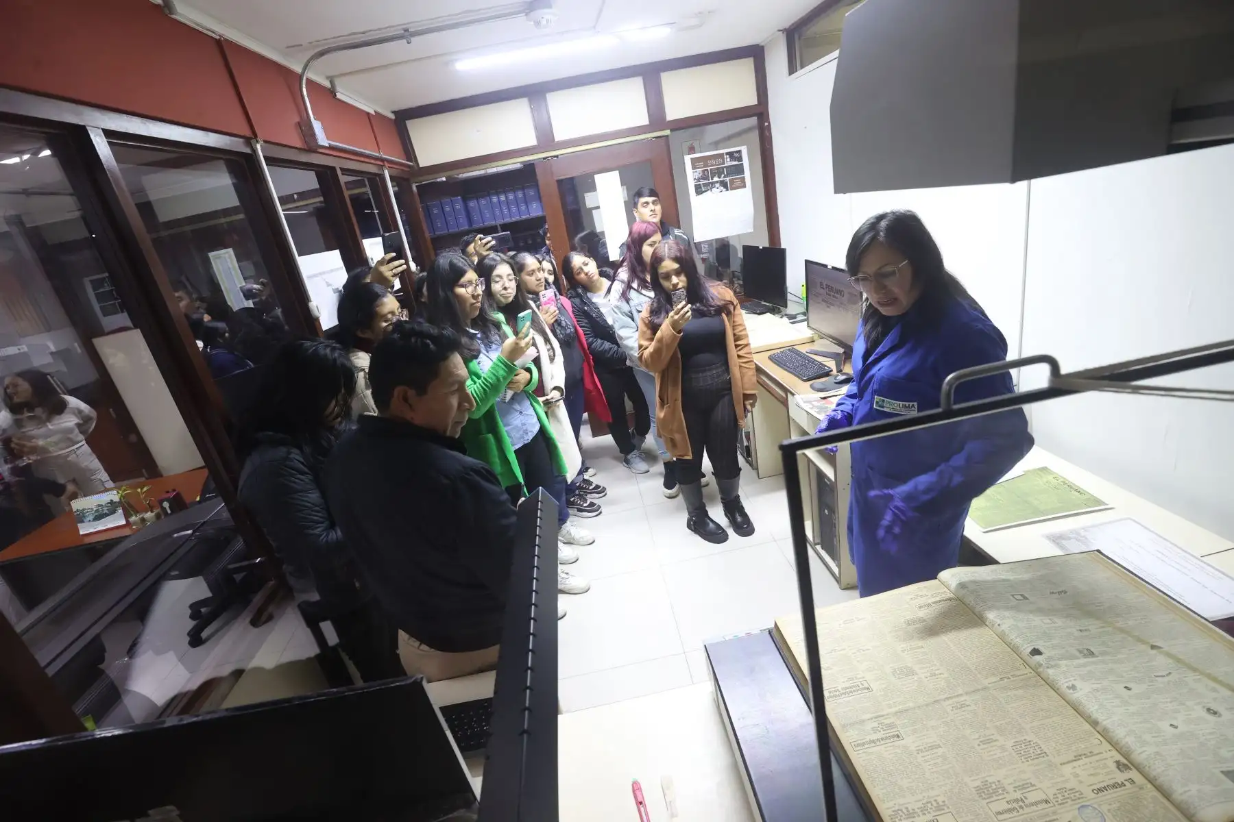 Estudiantes de sociología de la Universidad Nacional José Faustino Sánchez Carrión visitaron el museo gráfico de Editora Perú.

Foto: ANDINA/Juan Carlos Guzmán Negrini