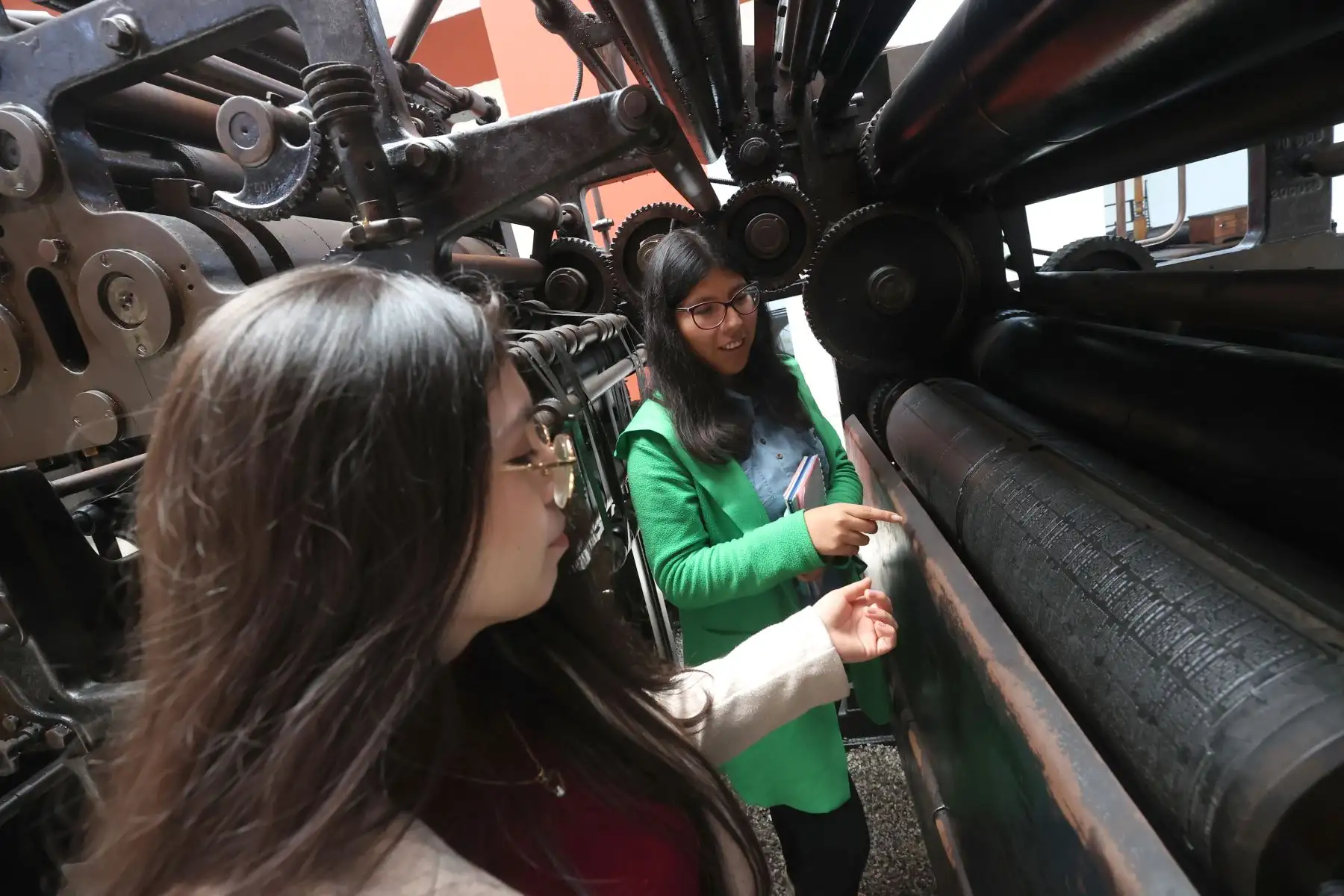Estudiantes de sociología de la Universidad Nacional José Faustino Sánchez Carrión visitaron el museo gráfico de Editora Perú.

Foto: ANDINA/Juan Carlos Guzmán Negrini