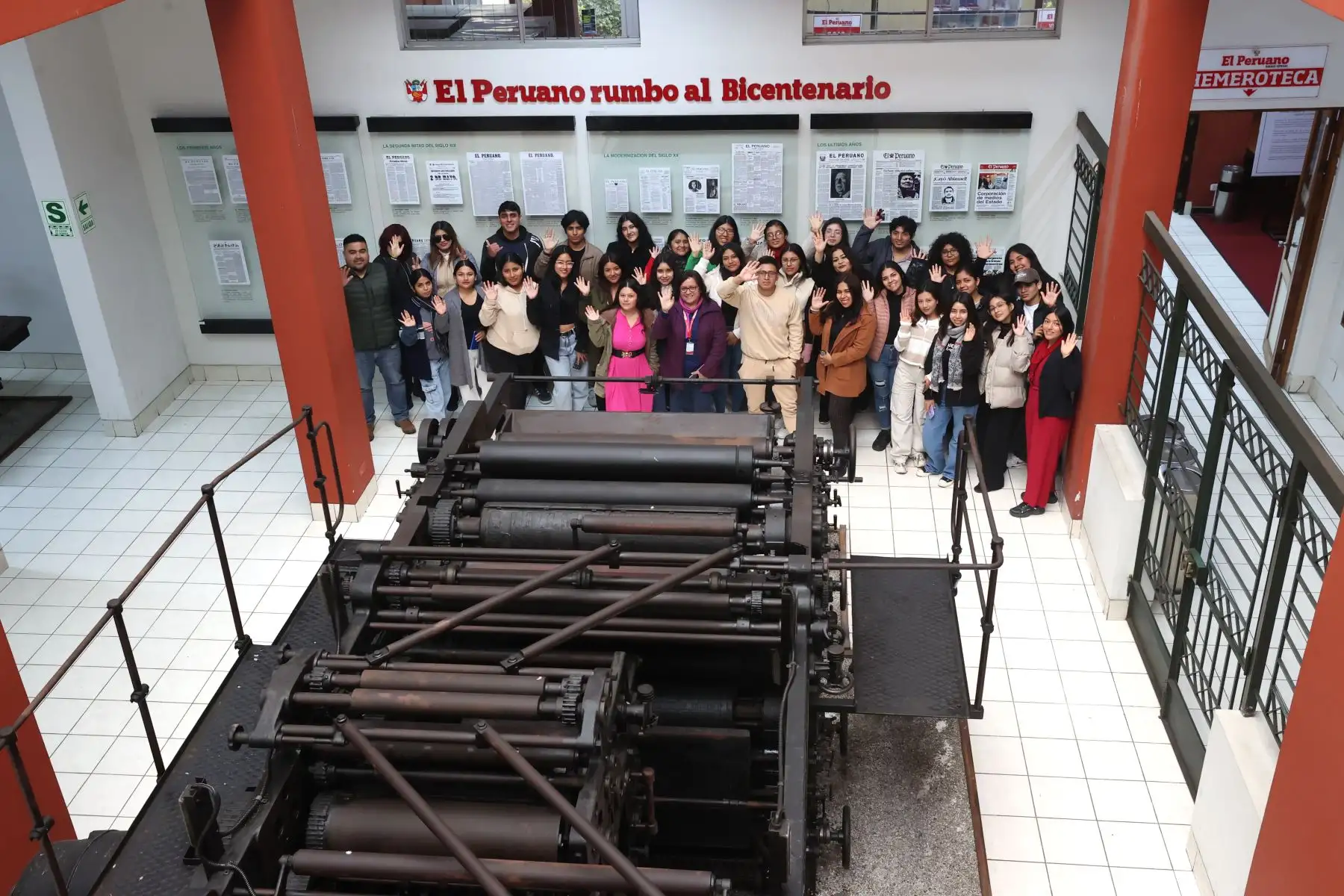 Estudiantes de sociología de la Universidad Nacional José Faustino Sánchez Carrión visitaron el museo gráfico de Editora Perú.

Foto: ANDINA/Juan Carlos Guzmán Negrini