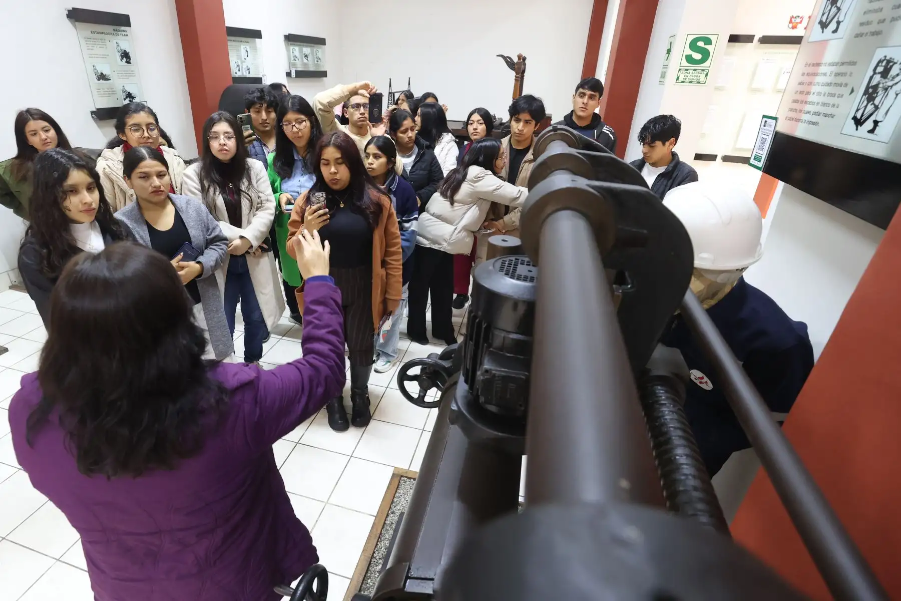 Estudiantes de sociología de la Universidad Nacional José Faustino Sánchez Carrión visitaron el museo gráfico de Editora Perú.

Foto: ANDINA/Juan Carlos Guzmán Negrini
