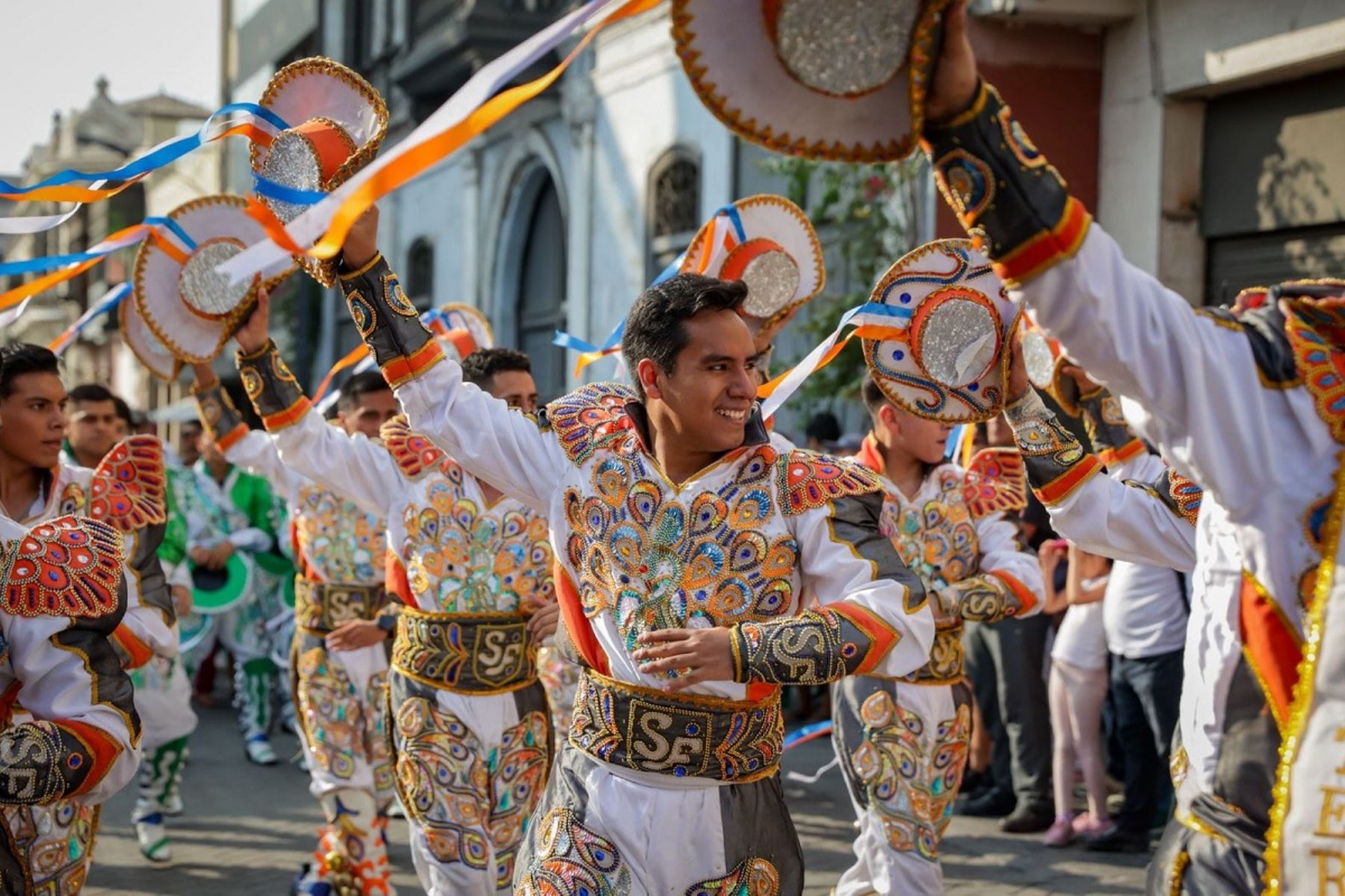 Serán 185 bailarines mostrando lo mejor de su arte con la intención de alegrar las frías mañanas de los vecinos o turistas que recorren el Centro Histórico de Lima. Foto Municipalidad de Lima.