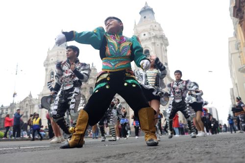 Diversas agrupaciones folclóricas  desfilan por calles del Cercado de Lima