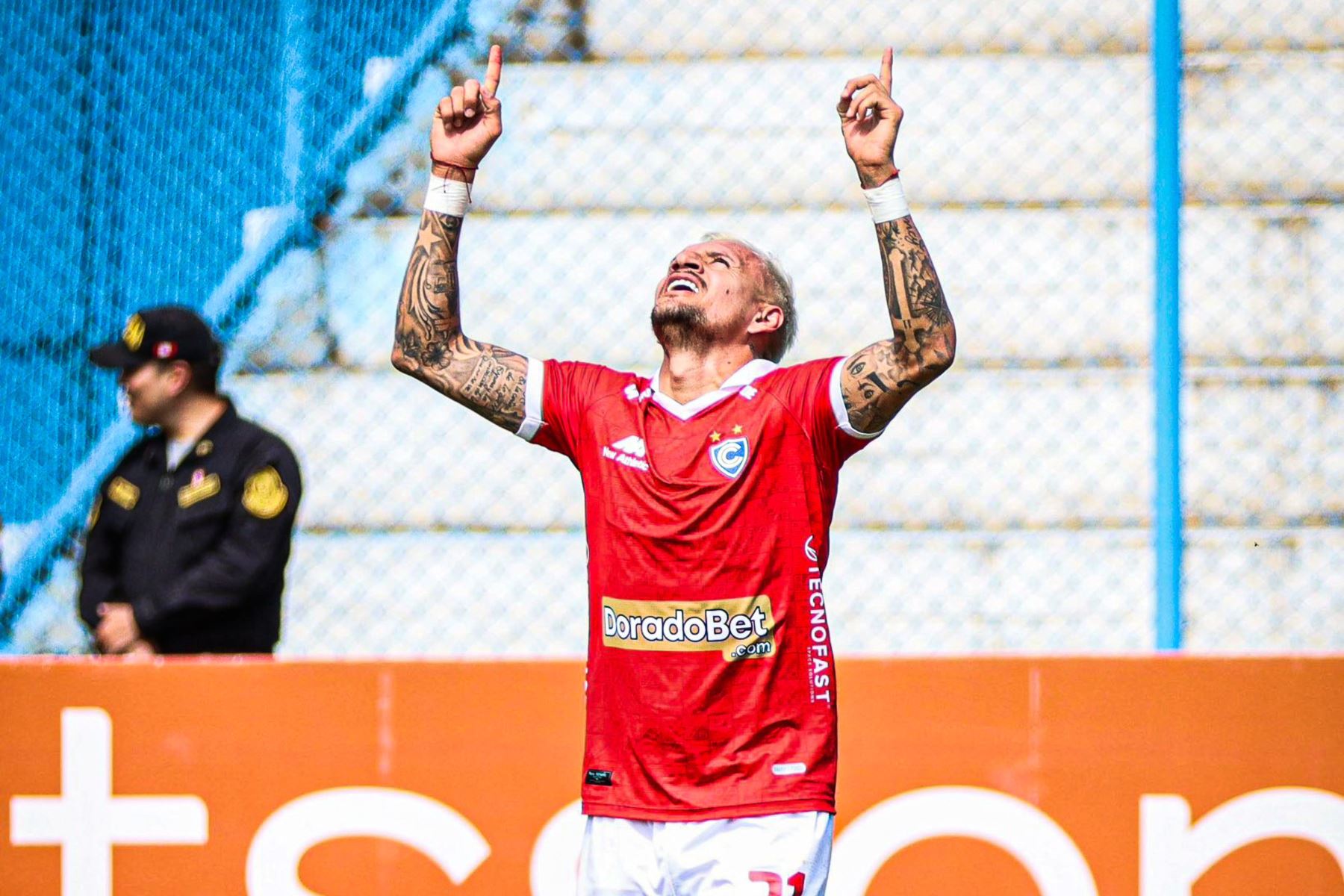 Carlos Garcés celebrando el gol a Comerciantes Unidos en Cajabamba.