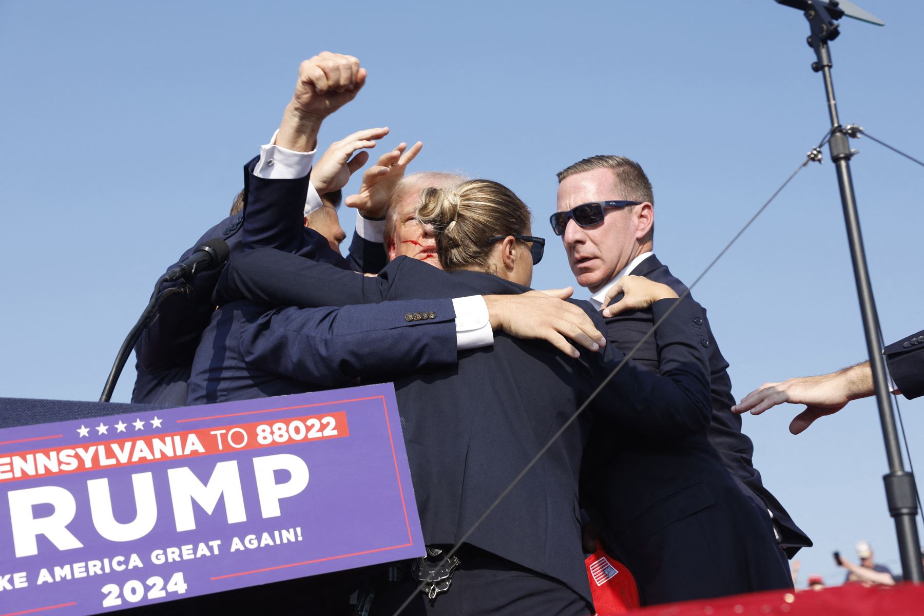 El candidato presidencial republicano, el expresidente Donald Trump, es sacado del escenario durante un mitin el 13 de julio de 2024 en Butler, Pensilvania.
Foto: AFP