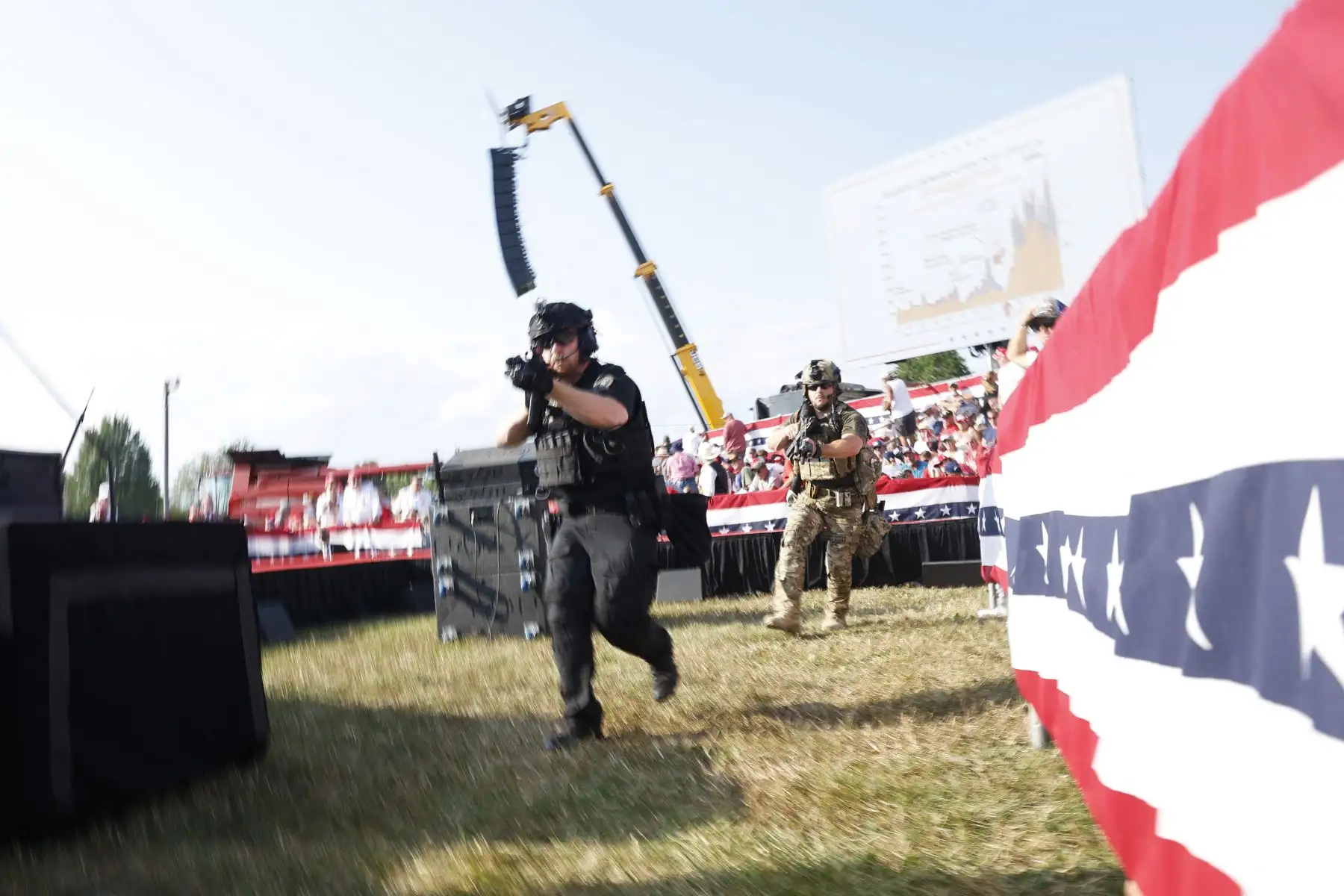 Los agentes del orden se mueven durante una manifestación el 13 de julio de 2024 en Butler, Pensilvania. 
Foto: AFP