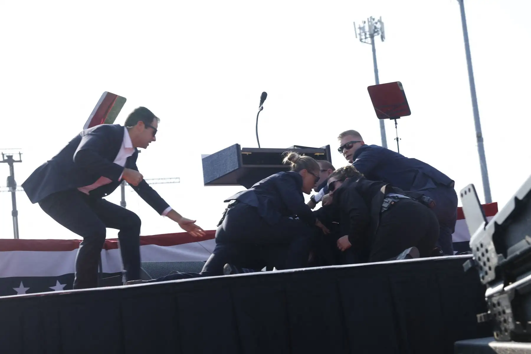 2024. Donald Trump, es sacado del escenario durante un mitin el 13 de julio de 2024 en Butler, Pensilvania. 
Foto: AFP